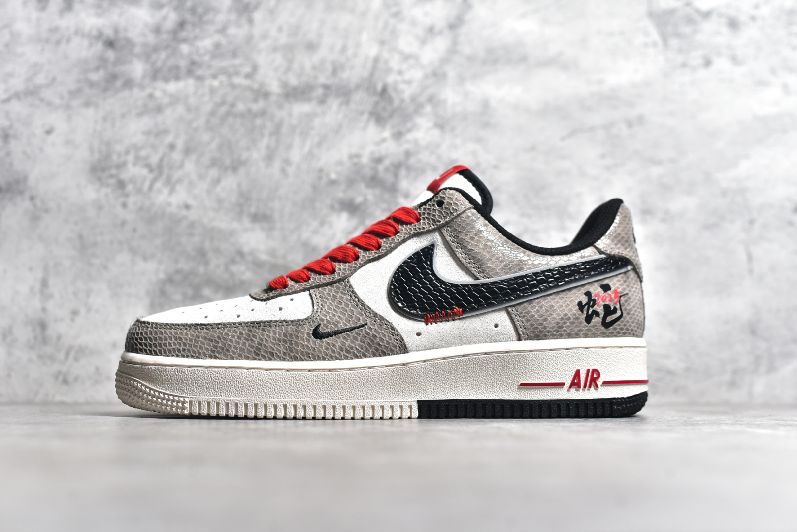#NK Air Force 1´07 Low 空军一号低帮百搭休闲运动板鞋 DM6688-009 柔软、弹性十足的缓震性能和出色的中底设计 横跨复古与现代的外型结合 造就出风靡全球 三十多年的Force 1 直到今天还深受青睐 尺码：36 36.5 37.5 38 38.5 39 40 40.5 41 42 42.5 43 44 44.5 45-选品中心