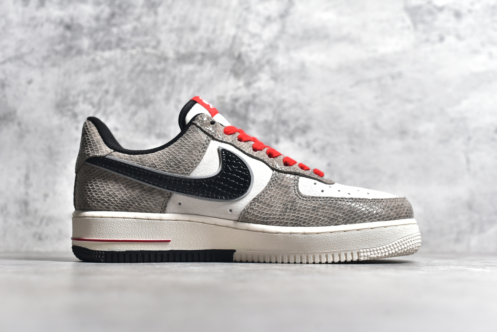 图片[3]-#NK Air Force 1´07 Low 空军一号低帮百搭休闲运动板鞋 DM6688-009 柔软、弹性十足的缓震性能和出色的中底设计 横跨复古与现代的外型结合 造就出风靡全球 三十多年的Force 1 直到今天还深受青睐 尺码：36 36.5 37.5 38 38.5 39 40 40.5 41 42 42.5 43 44 44.5 45-选品中心