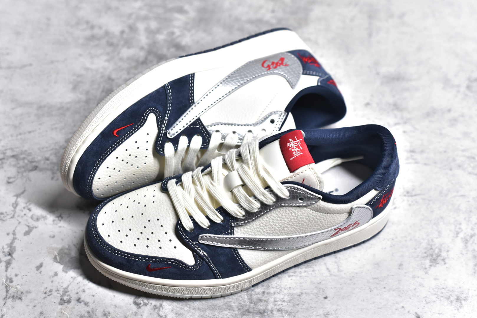 图片[7]-#Fragment x Travis Scott x OFF Air Jordan 1 Low 三方联名倒钩整双鞋以全荔枝皮打造，腰身搭配白色「倒勾」，再点缀上Travis Scott 标志性的Logo，后跟处以藤原浩最拿手的蓝色为主色调，完善极具Fragment Design的白蓝黑设计风格，左右脚分别以Travis Scott鬼脸和乔丹飞翼加以修饰，彰显出三方联名的奢华格调 尺码： 36 36.5 37.5 38 38.5 39 40 40.5 41 42 42.5 43 44 45 货号：DM9288-008 尺码：36～45半-选品中心