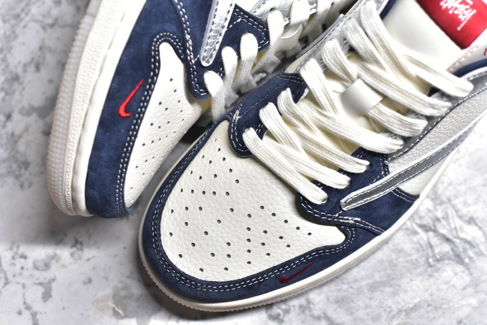 图片[8]-#Fragment x Travis Scott x OFF Air Jordan 1 Low 三方联名倒钩整双鞋以全荔枝皮打造，腰身搭配白色「倒勾」，再点缀上Travis Scott 标志性的Logo，后跟处以藤原浩最拿手的蓝色为主色调，完善极具Fragment Design的白蓝黑设计风格，左右脚分别以Travis Scott鬼脸和乔丹飞翼加以修饰，彰显出三方联名的奢华格调 尺码： 36 36.5 37.5 38 38.5 39 40 40.5 41 42 42.5 43 44 45 货号：DM9288-008 尺码：36～45半-选品中心