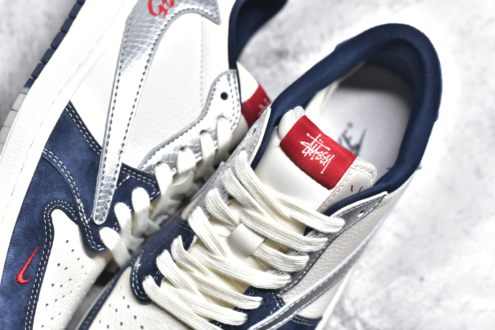 图片[9]-#Fragment x Travis Scott x OFF Air Jordan 1 Low 三方联名倒钩整双鞋以全荔枝皮打造，腰身搭配白色「倒勾」，再点缀上Travis Scott 标志性的Logo，后跟处以藤原浩最拿手的蓝色为主色调，完善极具Fragment Design的白蓝黑设计风格，左右脚分别以Travis Scott鬼脸和乔丹飞翼加以修饰，彰显出三方联名的奢华格调 尺码： 36 36.5 37.5 38 38.5 39 40 40.5 41 42 42.5 43 44 45 货号：DM9288-008 尺码：36～45半-选品中心