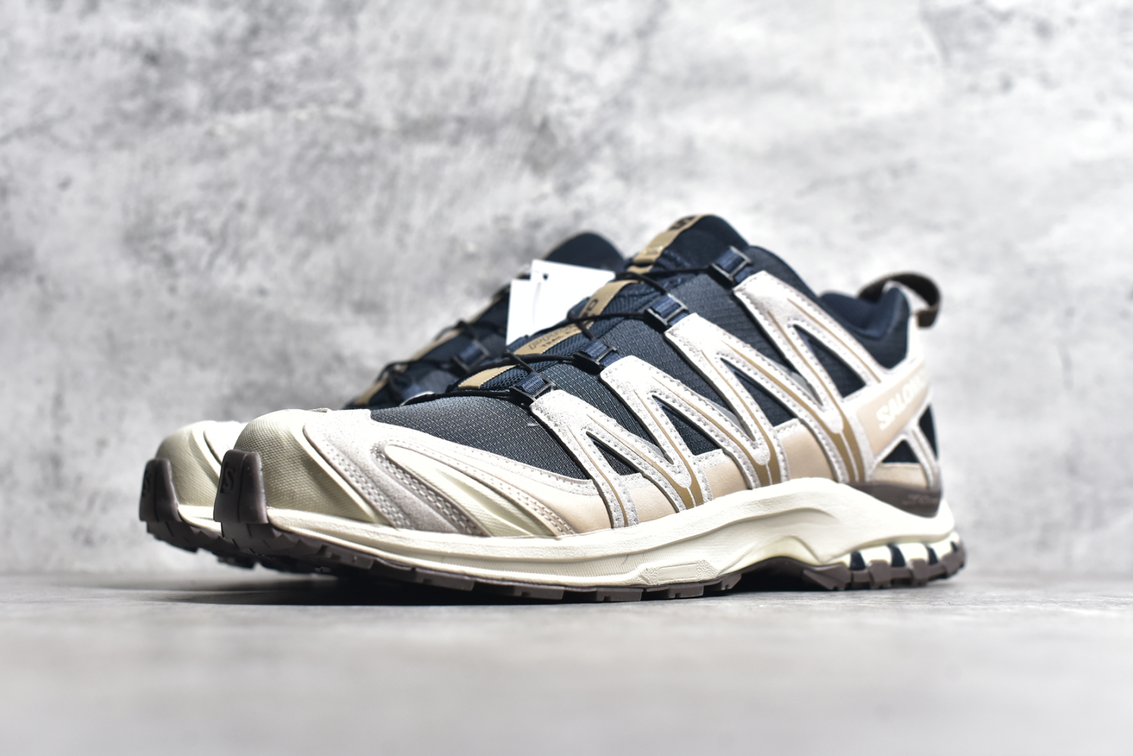 图片[2]-#SALOMON XA Pro 3D ADV 萨洛蒙潮流越野机能户外功能鞋 纯原外贸平台特供订单 耗时半年巨作 全套原纸板楦头开发 原厂特供网布配套加持 确保原汁原味 完美呈现版型 原档数据独家私模五层组合大底 男女鞋同步官方开发至46.5 原装Ortholite轻量化鞋垫 中底布带钢印编号 原厂TPU锁扣 进口港宝加持 后跟自然饱满 还原公司包裹性 鞋面采用SENSIFT贴合技术 全方位贴合包裹脚型 鞋跟部鞋底牵引设计 提供强大的抓地性能 更适应野外崎岖不平的道路 其3D ADVANCED CHASSIS底盘 材料轻量大化 钉齿设计更具稳定性 防护性 鞋底易磨损区运用CONTAGRIP高耐磨材料 应对城市硬质路面长距离跑考验 尺码：36 36.5 37.5 38 38.5 39 40 40.5 41 42 42.5 43 44 44.5 45 46 46.5-选品中心