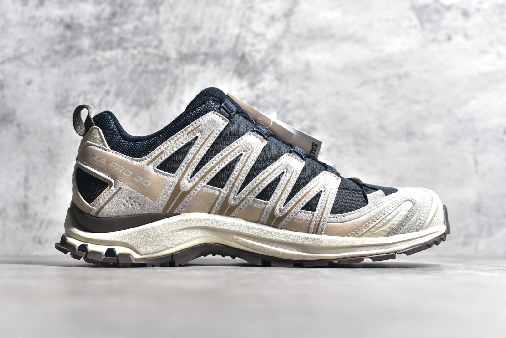 图片[3]-#SALOMON XA Pro 3D ADV 萨洛蒙潮流越野机能户外功能鞋 纯原外贸平台特供订单 耗时半年巨作 全套原纸板楦头开发 原厂特供网布配套加持 确保原汁原味 完美呈现版型 原档数据独家私模五层组合大底 男女鞋同步官方开发至46.5 原装Ortholite轻量化鞋垫 中底布带钢印编号 原厂TPU锁扣 进口港宝加持 后跟自然饱满 还原公司包裹性 鞋面采用SENSIFT贴合技术 全方位贴合包裹脚型 鞋跟部鞋底牵引设计 提供强大的抓地性能 更适应野外崎岖不平的道路 其3D ADVANCED CHASSIS底盘 材料轻量大化 钉齿设计更具稳定性 防护性 鞋底易磨损区运用CONTAGRIP高耐磨材料 应对城市硬质路面长距离跑考验 尺码：36 36.5 37.5 38 38.5 39 40 40.5 41 42 42.5 43 44 44.5 45 46 46.5-选品中心