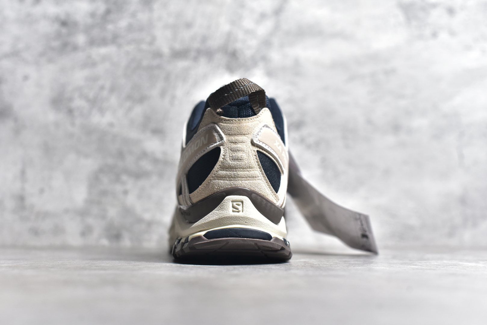 图片[5]-#SALOMON XA Pro 3D ADV 萨洛蒙潮流越野机能户外功能鞋 纯原外贸平台特供订单 耗时半年巨作 全套原纸板楦头开发 原厂特供网布配套加持 确保原汁原味 完美呈现版型 原档数据独家私模五层组合大底 男女鞋同步官方开发至46.5 原装Ortholite轻量化鞋垫 中底布带钢印编号 原厂TPU锁扣 进口港宝加持 后跟自然饱满 还原公司包裹性 鞋面采用SENSIFT贴合技术 全方位贴合包裹脚型 鞋跟部鞋底牵引设计 提供强大的抓地性能 更适应野外崎岖不平的道路 其3D ADVANCED CHASSIS底盘 材料轻量大化 钉齿设计更具稳定性 防护性 鞋底易磨损区运用CONTAGRIP高耐磨材料 应对城市硬质路面长距离跑考验 尺码：36 36.5 37.5 38 38.5 39 40 40.5 41 42 42.5 43 44 44.5 45 46 46.5-选品中心