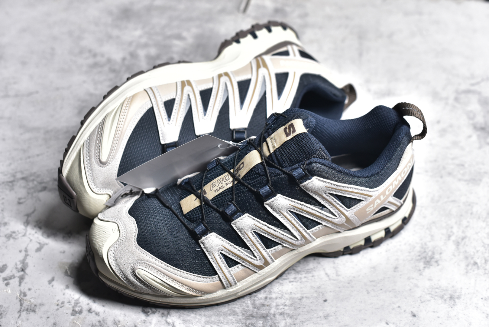 图片[7]-#SALOMON XA Pro 3D ADV 萨洛蒙潮流越野机能户外功能鞋 纯原外贸平台特供订单 耗时半年巨作 全套原纸板楦头开发 原厂特供网布配套加持 确保原汁原味 完美呈现版型 原档数据独家私模五层组合大底 男女鞋同步官方开发至46.5 原装Ortholite轻量化鞋垫 中底布带钢印编号 原厂TPU锁扣 进口港宝加持 后跟自然饱满 还原公司包裹性 鞋面采用SENSIFT贴合技术 全方位贴合包裹脚型 鞋跟部鞋底牵引设计 提供强大的抓地性能 更适应野外崎岖不平的道路 其3D ADVANCED CHASSIS底盘 材料轻量大化 钉齿设计更具稳定性 防护性 鞋底易磨损区运用CONTAGRIP高耐磨材料 应对城市硬质路面长距离跑考验 尺码：36 36.5 37.5 38 38.5 39 40 40.5 41 42 42.5 43 44 44.5 45 46 46.5-选品中心