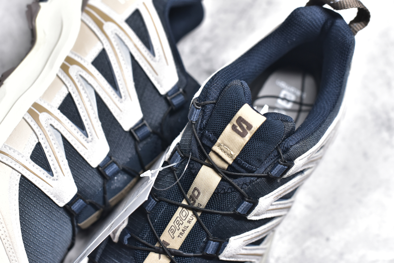 图片[9]-#SALOMON XA Pro 3D ADV 萨洛蒙潮流越野机能户外功能鞋 纯原外贸平台特供订单 耗时半年巨作 全套原纸板楦头开发 原厂特供网布配套加持 确保原汁原味 完美呈现版型 原档数据独家私模五层组合大底 男女鞋同步官方开发至46.5 原装Ortholite轻量化鞋垫 中底布带钢印编号 原厂TPU锁扣 进口港宝加持 后跟自然饱满 还原公司包裹性 鞋面采用SENSIFT贴合技术 全方位贴合包裹脚型 鞋跟部鞋底牵引设计 提供强大的抓地性能 更适应野外崎岖不平的道路 其3D ADVANCED CHASSIS底盘 材料轻量大化 钉齿设计更具稳定性 防护性 鞋底易磨损区运用CONTAGRIP高耐磨材料 应对城市硬质路面长距离跑考验 尺码：36 36.5 37.5 38 38.5 39 40 40.5 41 42 42.5 43 44 44.5 45 46 46.5-选品中心