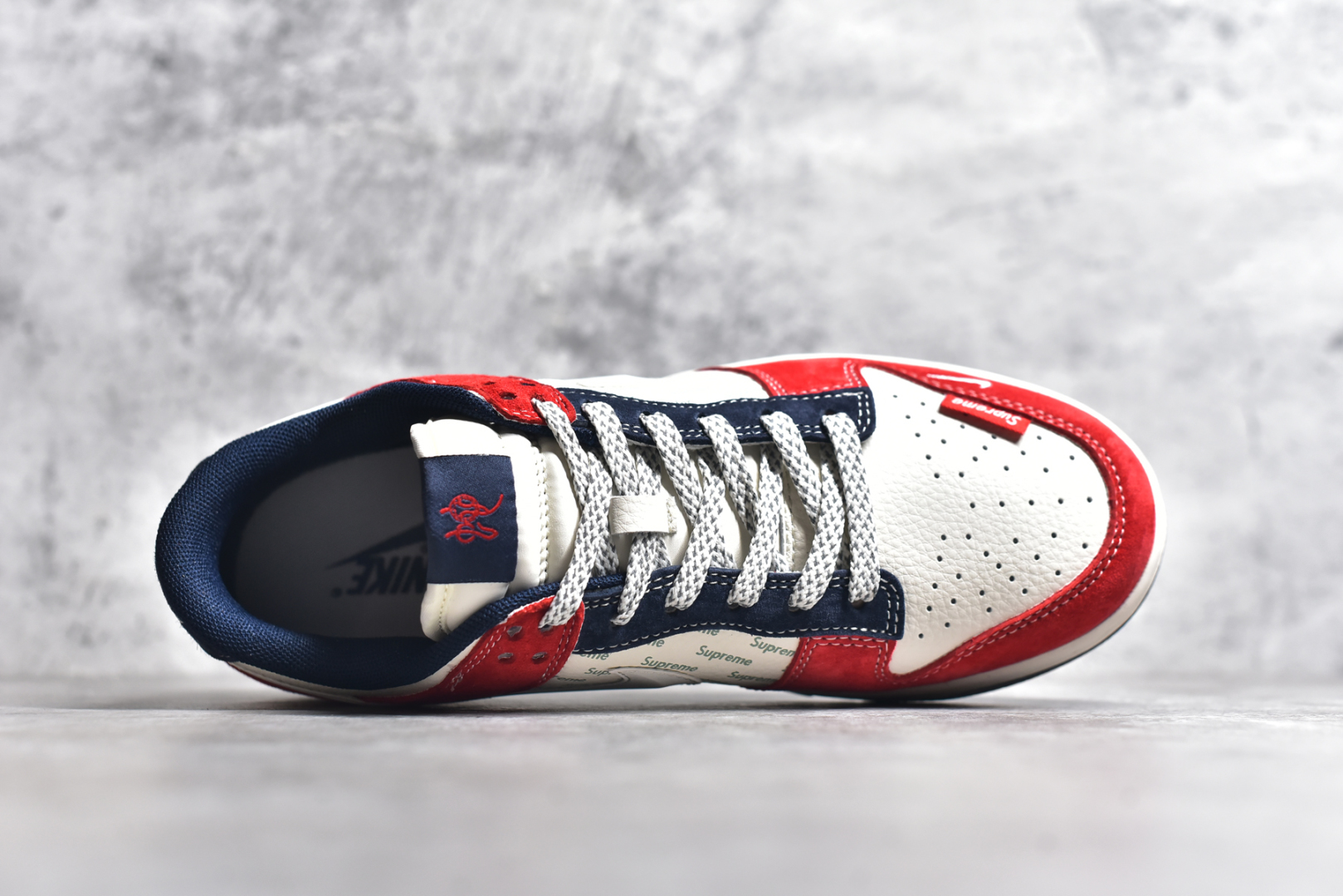图片[4]-#NK SB Dunk Low Supreme联名-中国红3D白勾 周年高端定制 低帮休闲板鞋 FC1688-209 #定制鞋盒 大厂纯原品质出货 超高清洁度 皮料切割干净无任何毛边 细节完美 尺码：36 36.5 37.5 38 38.5 39 40 40.5 41 42 42.5 43 44 44.5 45-选品中心