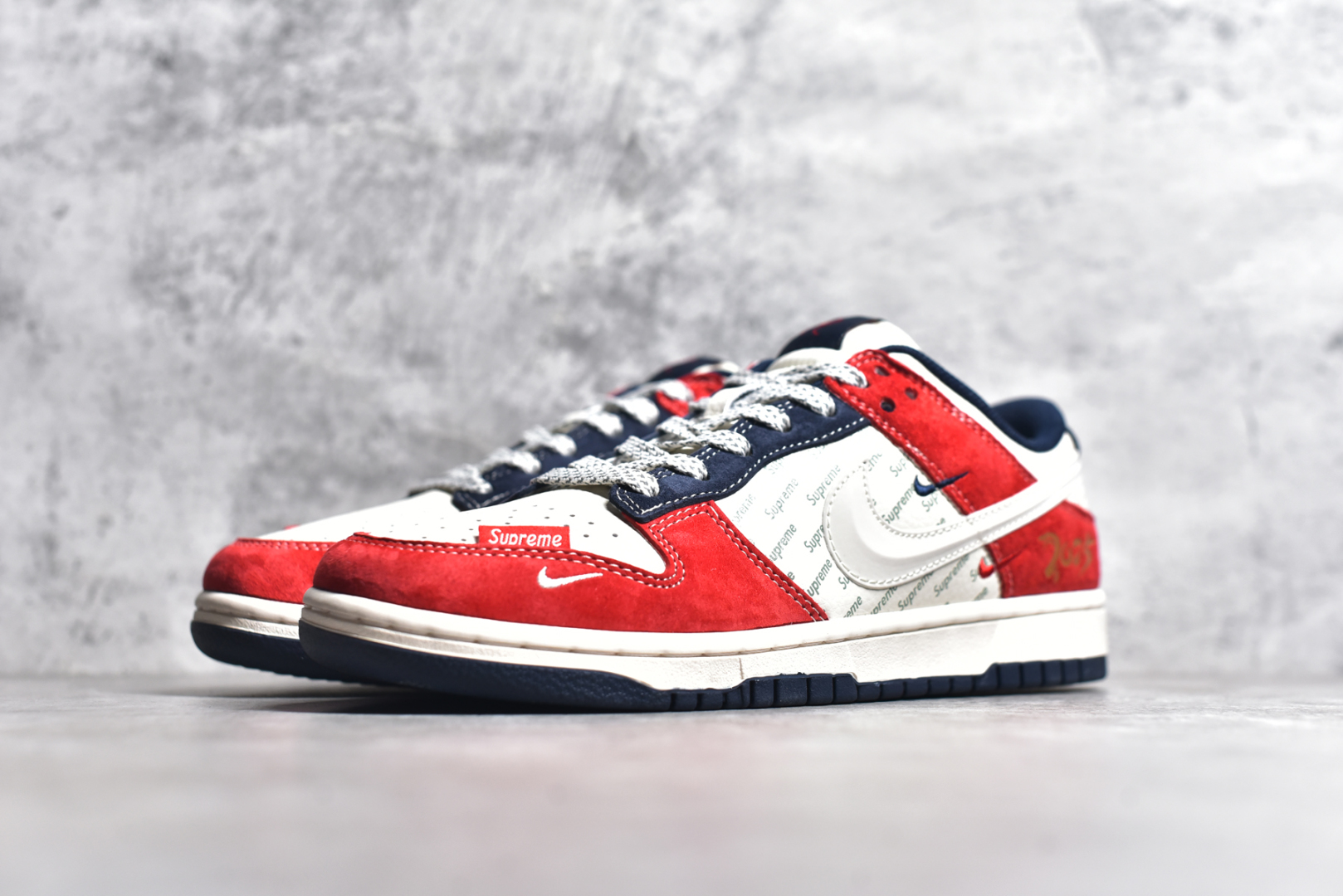 图片[2]-#NK SB Dunk Low Supreme联名-中国红3D白勾 周年高端定制 低帮休闲板鞋 FC1688-209 #定制鞋盒 大厂纯原品质出货 超高清洁度 皮料切割干净无任何毛边 细节完美 尺码：36 36.5 37.5 38 38.5 39 40 40.5 41 42 42.5 43 44 44.5 45-选品中心