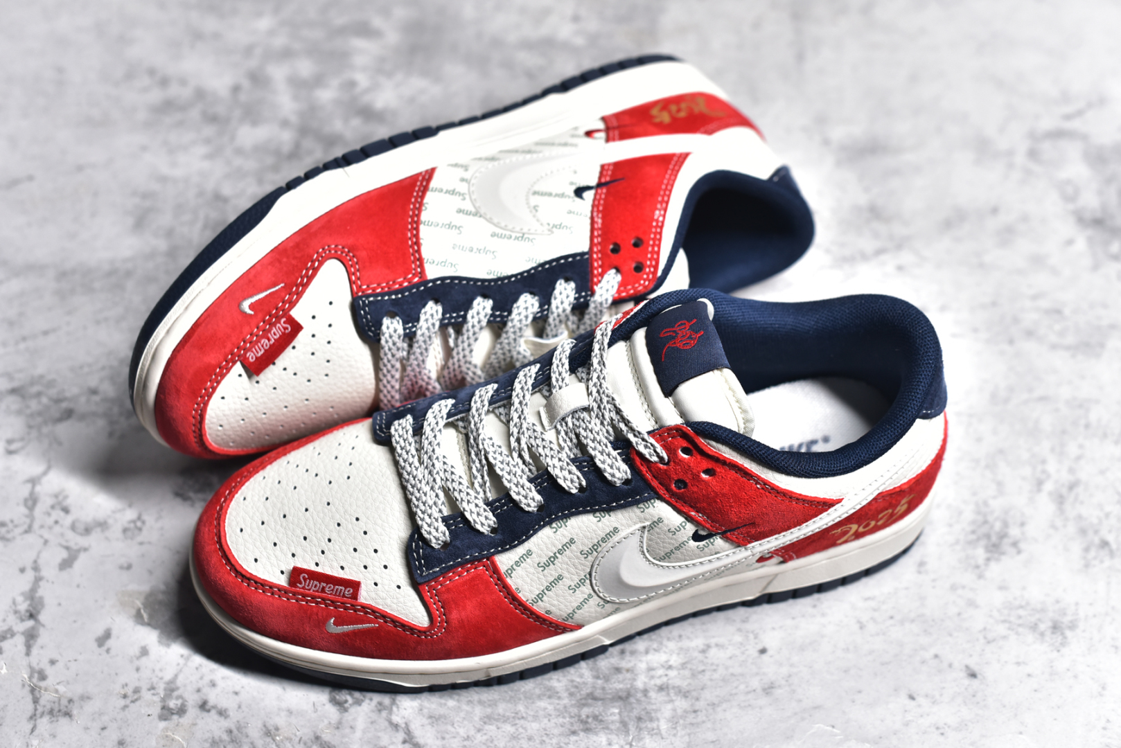 图片[7]-#NK SB Dunk Low Supreme联名-中国红3D白勾 周年高端定制 低帮休闲板鞋 FC1688-209 #定制鞋盒 大厂纯原品质出货 超高清洁度 皮料切割干净无任何毛边 细节完美 尺码：36 36.5 37.5 38 38.5 39 40 40.5 41 42 42.5 43 44 44.5 45-选品中心