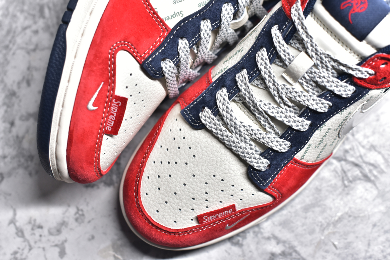 图片[8]-#NK SB Dunk Low Supreme联名-中国红3D白勾 周年高端定制 低帮休闲板鞋 FC1688-209 #定制鞋盒 大厂纯原品质出货 超高清洁度 皮料切割干净无任何毛边 细节完美 尺码：36 36.5 37.5 38 38.5 39 40 40.5 41 42 42.5 43 44 44.5 45-选品中心