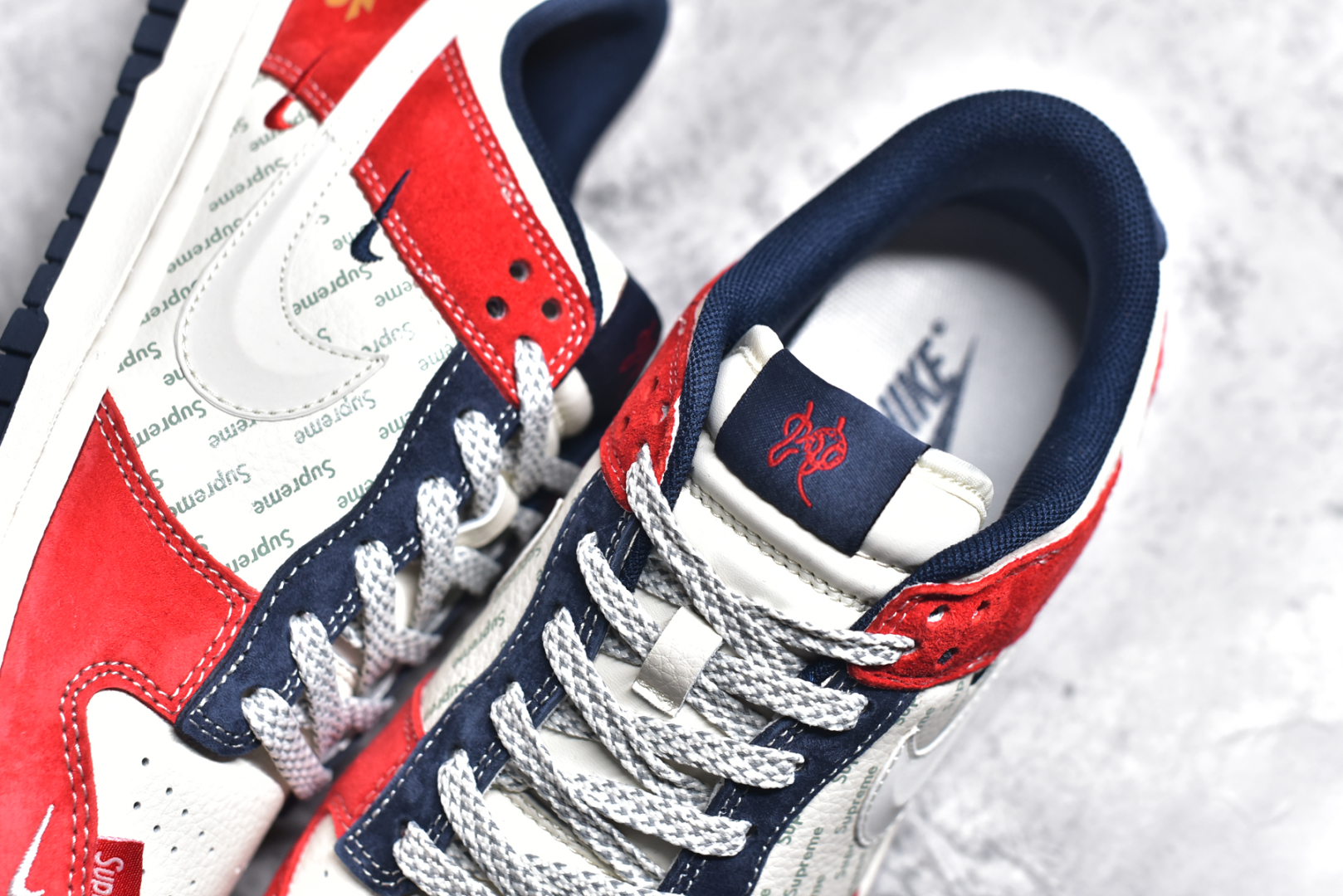 图片[9]-#NK SB Dunk Low Supreme联名-中国红3D白勾 周年高端定制 低帮休闲板鞋 FC1688-209 #定制鞋盒 大厂纯原品质出货 超高清洁度 皮料切割干净无任何毛边 细节完美 尺码：36 36.5 37.5 38 38.5 39 40 40.5 41 42 42.5 43 44 44.5 45-选品中心