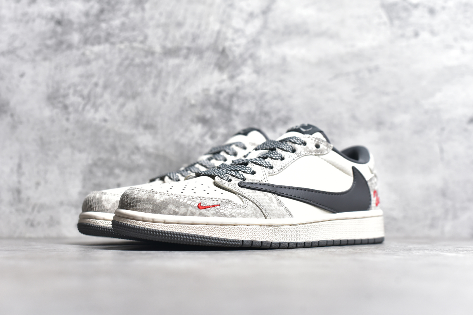 图片[2]-#Travis Scott x Fragment Design x Air Jordan 1 Low OG SP AJ1 乔1 蛇年限定 灰蛇鳞灰勾 低帮文化休闲板鞋 XS3086-009 #多方联名合作融合了Travis Scott 独特的音乐风格，藤原浩个性的设计风格以及Jordan品牌的经典元素 使其成为一双具有独特身份和价值的鞋子 清新而立体的外观加上联名标识更突出了其独特身份 这种配色方案显示出活力和时尚感 在视觉上引人注目 鞋身的质感和细腻的细节处理使其显得高端而格调十足 这款“倒钩”联名是设计与创意完美结合 融合多方的个性风格是一款备受瞩目的潮流鞋款 尺码：36 36.5 37.5 38 38.5 39 40 40.5 41 42 42.5 43 44 44.5 45-选品中心