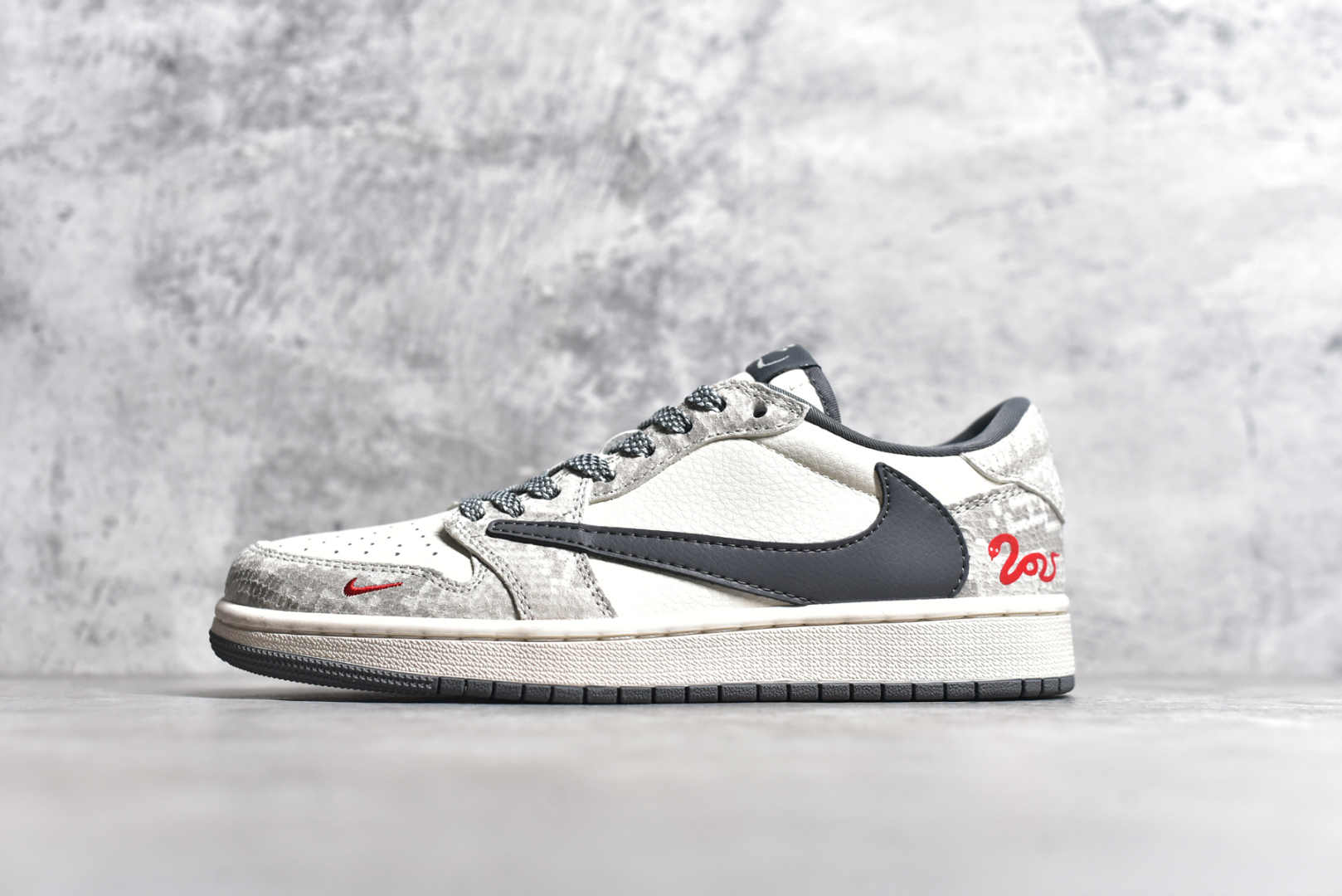 #Travis Scott x Fragment Design x Air Jordan 1 Low OG SP AJ1 乔1 蛇年限定 灰蛇鳞灰勾 低帮文化休闲板鞋 XS3086-009 #多方联名合作融合了Travis Scott 独特的音乐风格，藤原浩个性的设计风格以及Jordan品牌的经典元素 使其成为一双具有独特身份和价值的鞋子 清新而立体的外观加上联名标识更突出了其独特身份 这种配色方案显示出活力和时尚感 在视觉上引人注目 鞋身的质感和细腻的细节处理使其显得高端而格调十足 这款“倒钩”联名是设计与创意完美结合 融合多方的个性风格是一款备受瞩目的潮流鞋款 尺码：36 36.5 37.5 38 38.5 39 40 40.5 41 42 42.5 43 44 44.5 45-选品中心