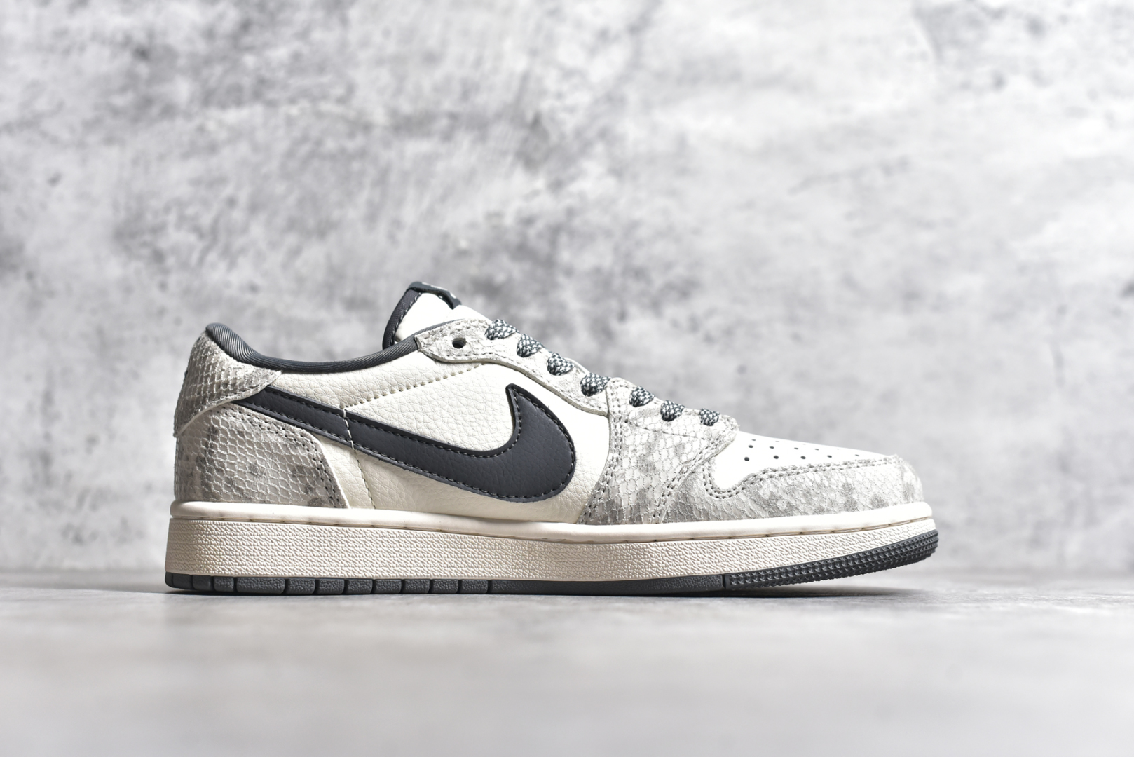 图片[3]-#Travis Scott x Fragment Design x Air Jordan 1 Low OG SP AJ1 乔1 蛇年限定 灰蛇鳞灰勾 低帮文化休闲板鞋 XS3086-009 #多方联名合作融合了Travis Scott 独特的音乐风格，藤原浩个性的设计风格以及Jordan品牌的经典元素 使其成为一双具有独特身份和价值的鞋子 清新而立体的外观加上联名标识更突出了其独特身份 这种配色方案显示出活力和时尚感 在视觉上引人注目 鞋身的质感和细腻的细节处理使其显得高端而格调十足 这款“倒钩”联名是设计与创意完美结合 融合多方的个性风格是一款备受瞩目的潮流鞋款 尺码：36 36.5 37.5 38 38.5 39 40 40.5 41 42 42.5 43 44 44.5 45-选品中心