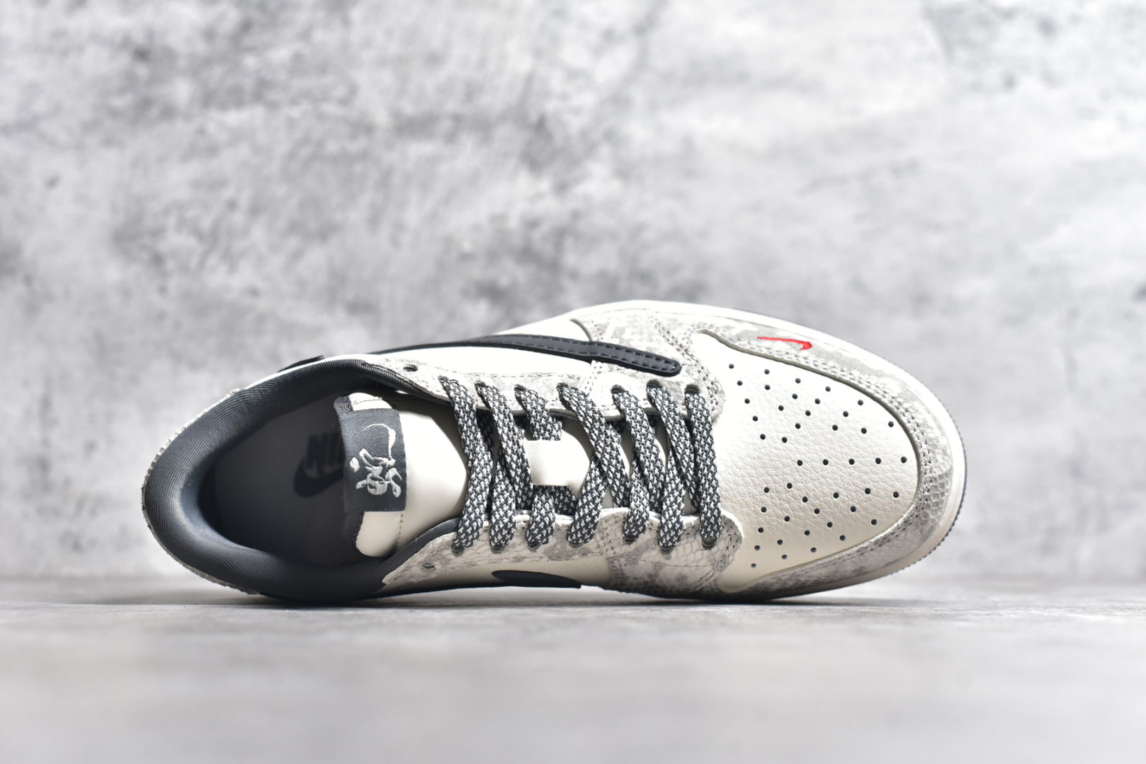 图片[4]-#Travis Scott x Fragment Design x Air Jordan 1 Low OG SP AJ1 乔1 蛇年限定 灰蛇鳞灰勾 低帮文化休闲板鞋 XS3086-009 #多方联名合作融合了Travis Scott 独特的音乐风格，藤原浩个性的设计风格以及Jordan品牌的经典元素 使其成为一双具有独特身份和价值的鞋子 清新而立体的外观加上联名标识更突出了其独特身份 这种配色方案显示出活力和时尚感 在视觉上引人注目 鞋身的质感和细腻的细节处理使其显得高端而格调十足 这款“倒钩”联名是设计与创意完美结合 融合多方的个性风格是一款备受瞩目的潮流鞋款 尺码：36 36.5 37.5 38 38.5 39 40 40.5 41 42 42.5 43 44 44.5 45-选品中心