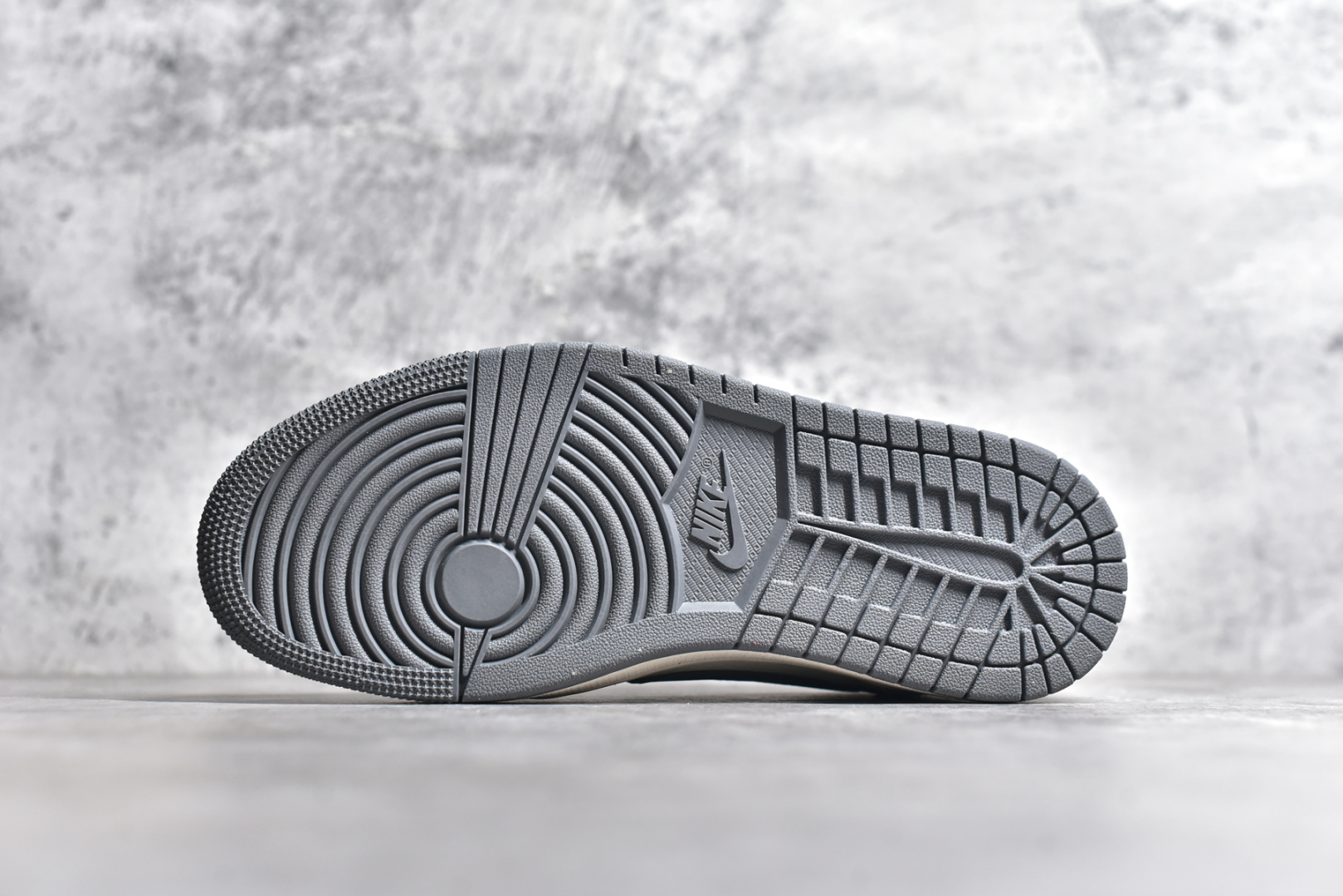 图片[6]-#Travis Scott x Fragment Design x Air Jordan 1 Low OG SP AJ1 乔1 蛇年限定 灰蛇鳞灰勾 低帮文化休闲板鞋 XS3086-009 #多方联名合作融合了Travis Scott 独特的音乐风格，藤原浩个性的设计风格以及Jordan品牌的经典元素 使其成为一双具有独特身份和价值的鞋子 清新而立体的外观加上联名标识更突出了其独特身份 这种配色方案显示出活力和时尚感 在视觉上引人注目 鞋身的质感和细腻的细节处理使其显得高端而格调十足 这款“倒钩”联名是设计与创意完美结合 融合多方的个性风格是一款备受瞩目的潮流鞋款 尺码：36 36.5 37.5 38 38.5 39 40 40.5 41 42 42.5 43 44 44.5 45-选品中心