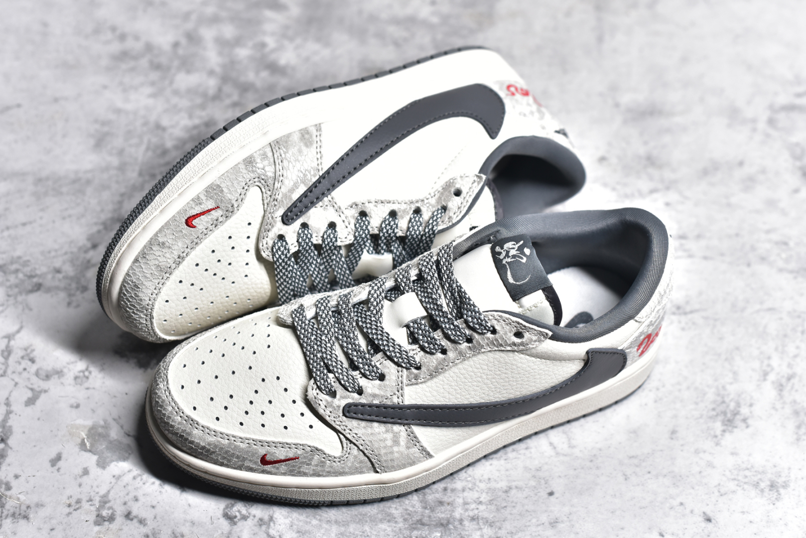 图片[7]-#Travis Scott x Fragment Design x Air Jordan 1 Low OG SP AJ1 乔1 蛇年限定 灰蛇鳞灰勾 低帮文化休闲板鞋 XS3086-009 #多方联名合作融合了Travis Scott 独特的音乐风格，藤原浩个性的设计风格以及Jordan品牌的经典元素 使其成为一双具有独特身份和价值的鞋子 清新而立体的外观加上联名标识更突出了其独特身份 这种配色方案显示出活力和时尚感 在视觉上引人注目 鞋身的质感和细腻的细节处理使其显得高端而格调十足 这款“倒钩”联名是设计与创意完美结合 融合多方的个性风格是一款备受瞩目的潮流鞋款 尺码：36 36.5 37.5 38 38.5 39 40 40.5 41 42 42.5 43 44 44.5 45-选品中心