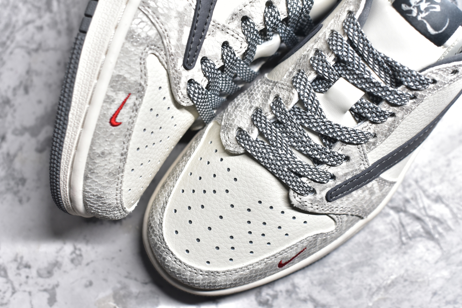图片[8]-#Travis Scott x Fragment Design x Air Jordan 1 Low OG SP AJ1 乔1 蛇年限定 灰蛇鳞灰勾 低帮文化休闲板鞋 XS3086-009 #多方联名合作融合了Travis Scott 独特的音乐风格，藤原浩个性的设计风格以及Jordan品牌的经典元素 使其成为一双具有独特身份和价值的鞋子 清新而立体的外观加上联名标识更突出了其独特身份 这种配色方案显示出活力和时尚感 在视觉上引人注目 鞋身的质感和细腻的细节处理使其显得高端而格调十足 这款“倒钩”联名是设计与创意完美结合 融合多方的个性风格是一款备受瞩目的潮流鞋款 尺码：36 36.5 37.5 38 38.5 39 40 40.5 41 42 42.5 43 44 44.5 45-选品中心