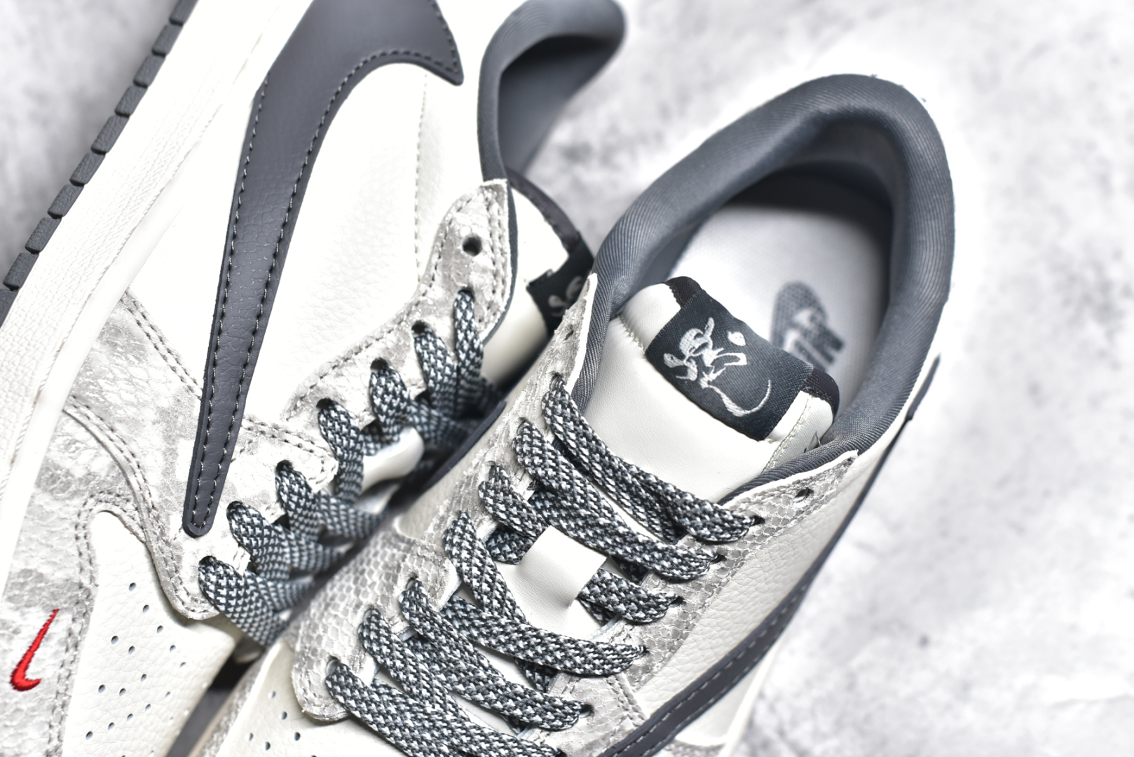 图片[9]-#Travis Scott x Fragment Design x Air Jordan 1 Low OG SP AJ1 乔1 蛇年限定 灰蛇鳞灰勾 低帮文化休闲板鞋 XS3086-009 #多方联名合作融合了Travis Scott 独特的音乐风格，藤原浩个性的设计风格以及Jordan品牌的经典元素 使其成为一双具有独特身份和价值的鞋子 清新而立体的外观加上联名标识更突出了其独特身份 这种配色方案显示出活力和时尚感 在视觉上引人注目 鞋身的质感和细腻的细节处理使其显得高端而格调十足 这款“倒钩”联名是设计与创意完美结合 融合多方的个性风格是一款备受瞩目的潮流鞋款 尺码：36 36.5 37.5 38 38.5 39 40 40.5 41 42 42.5 43 44 44.5 45-选品中心