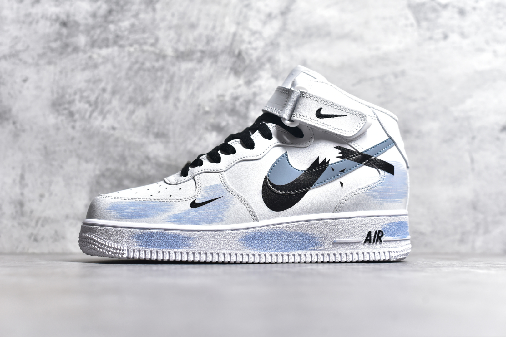 #NK Air Force 1\’07 Mid 断勾 喷绘 二次元主题 空军一号中帮休闲板鞋 ZH0316-056 #定制皮料 原厂3D打印 定制鞋盒 原楦原纸板 纯正空军版型 内置全掌气垫 尺码：36 36.5 37.5 38 38.5 39 40 40.5 41 42 42.5 43 44 44.5 45-选品中心