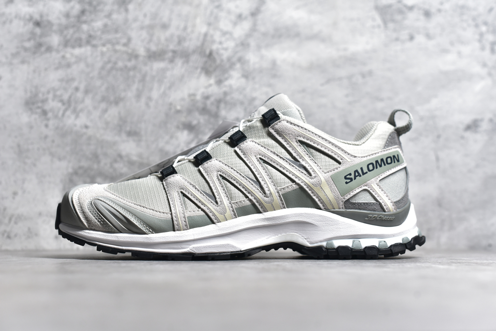 #SALOMON XA Pro 3D ADV 萨洛蒙潮流越野机能户外功能鞋 纯原外贸平台特供订单 耗时半年巨作 全套原纸板楦头开发 原厂特供网布配套加持 确保原汁原味 完美呈现版型 原档数据独家私模五层组合大底 男女鞋同步官方开发至46.5 原装Ortholite轻量化鞋垫 中底布带钢印编号 原厂TPU锁扣 进口港宝加持 后跟自然饱满 还原公司包裹性 鞋面采用SENSIFT贴合技术 全方位贴合包裹脚型 鞋跟部鞋底牵引设计 提供强大的抓地性能 更适应野外崎岖不平的道路 其3D ADVANCED CHASSIS底盘 材料轻量大化 钉齿设计更具稳定性 防护性 鞋底易磨损区运用CONTAGRIP高耐磨材料 应对城市硬质路面长距离跑考验 尺码：36 36.5 37.5 38 38.5 39 40 40.5 41 42 42.5 43 44 44.5 45 46 46.5-选品中心