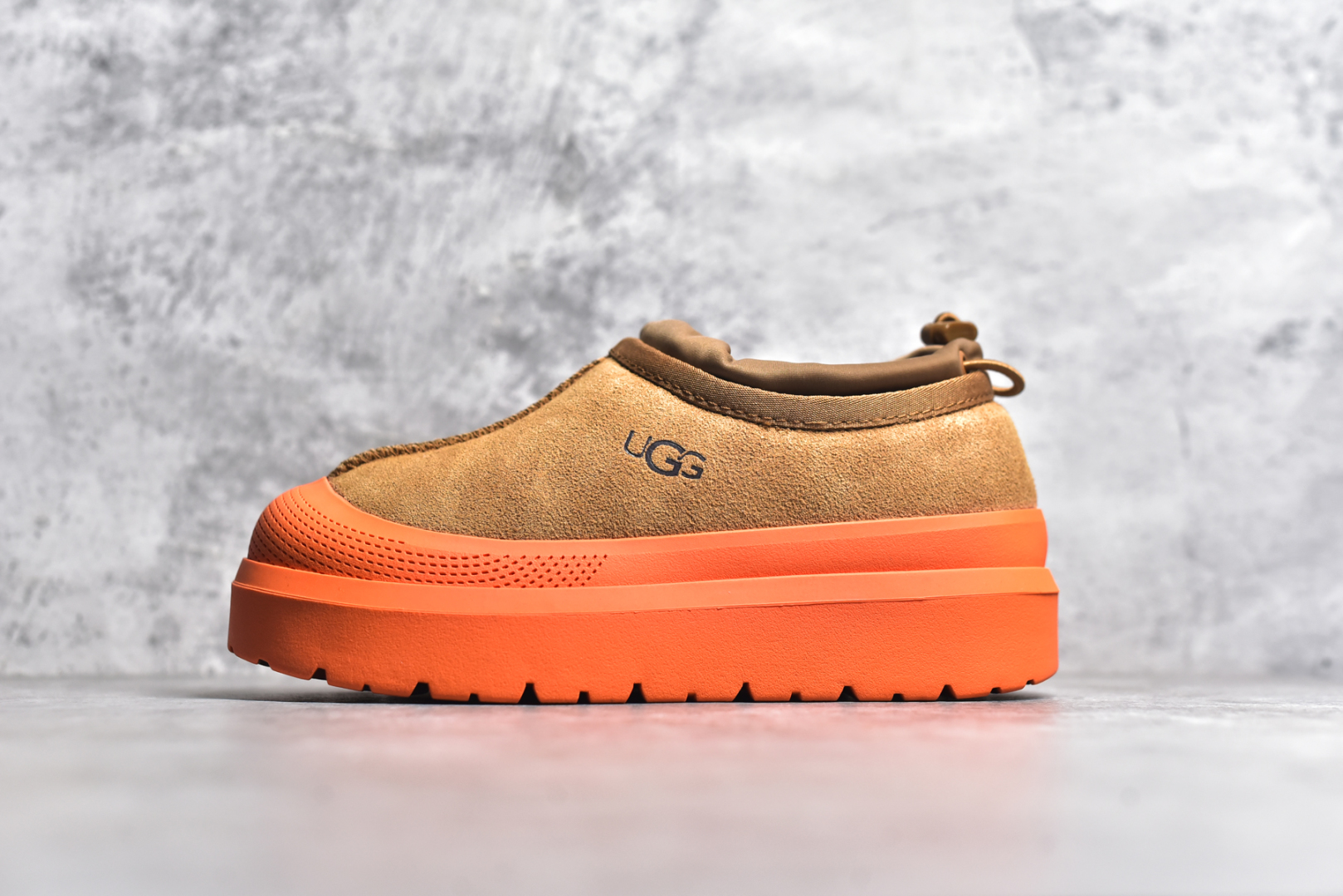 #秒杀 ️UGG “塔斯曼低筒米色” 王一博同款 4cm厚底 低筒 小红书爆款广州外贸大厂生产 鞋头到鞋垫真羊皮毛一体 独立外盒包装 芯片 带防水工艺 区别市面任何版本 4cm厚底 独立原版开发大底 羊绒鞋垫 冬季保暖外出 家居都是很适合的选择 进年uug推出款式系列 局部偏向年轻消费者喜好 也走到时尚潮流穿搭的前沿 鞋身材质 防泼水涂层翻毛皮鞋面 17毫米UGGPURE™植入式羊毛内底 轻便防滑舒适橡胶外底 带有品牌LOGO商标 带全套包装 尺码： 35 36 37 38 39 40-选品中心