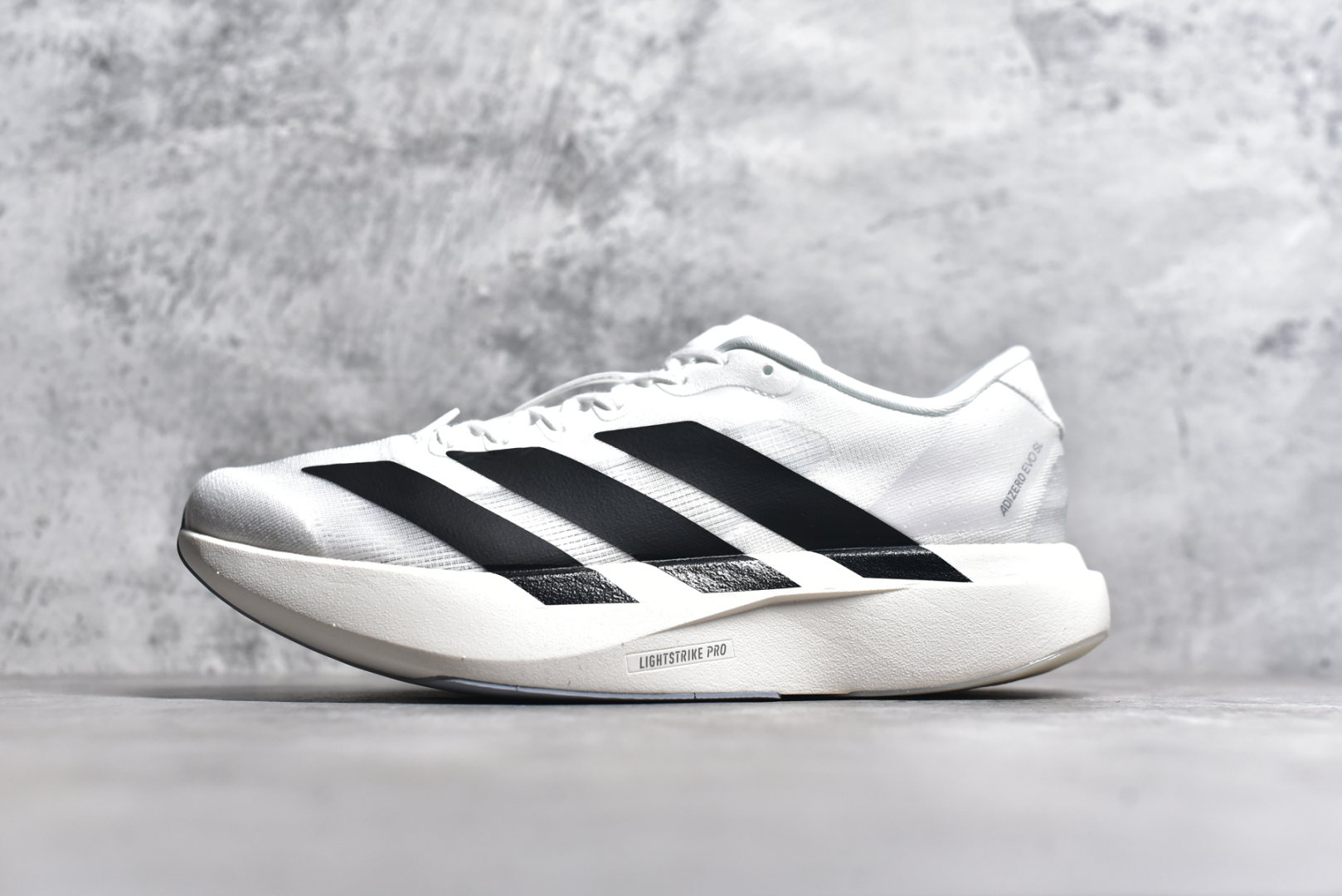 #AD Adizero Evo SL JH6206 阿迪超轻透气缓震跑鞋 #以令人难以置信的138克重量，刷新了跑鞋轻量化的记录，阿迪在材料科学和工艺技术上的深厚积累。 #全新鞋款采用Lightweight Upper材料，让穿着者几乎能够体验到一种\”裸足\”的感觉 尺码：39 40 40.5 41 42 42.5 43 44 44.5 45-选品中心
