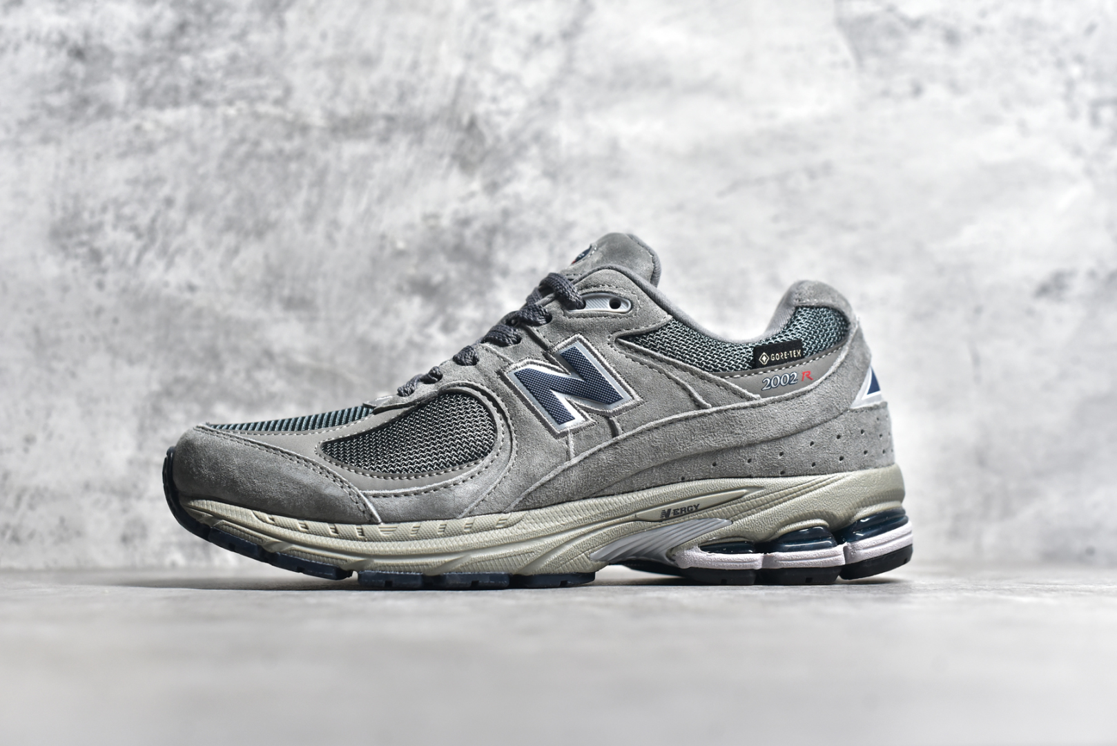 #NewBalance 2002R 系列复古老爹风 NewBalance2002R经典的配色，沿袭了面世之初的经典科技，以ENCAP中底配以升级版N-ERGY缓震物料。鞋面则采用特色的柔软麂皮搭以NewBalance经典的尼龙网布，低调中还原跑鞋本真。更年轻化的设计理念与材质，让新世代青年得以用全新视角体验经典鞋款的传奇魅力 货号： M2002RXC 尺码： 36-45-选品中心