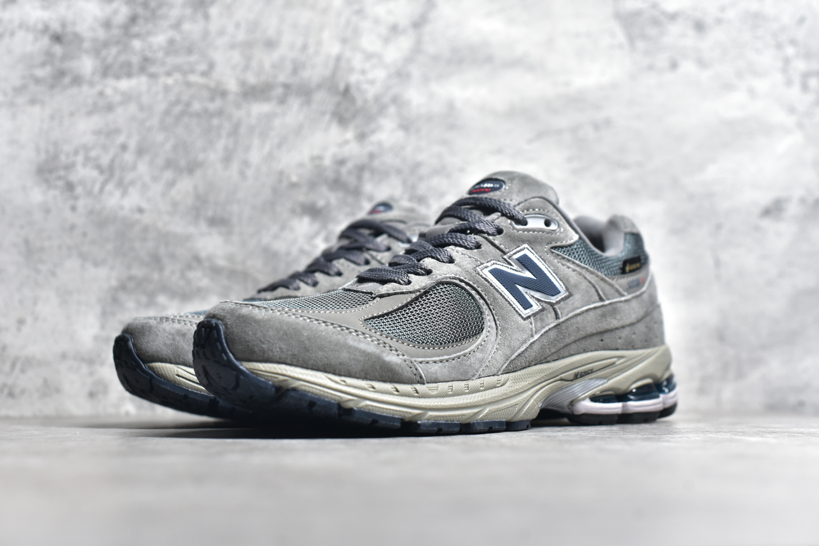 图片[2]-#NewBalance 2002R 系列复古老爹风 NewBalance2002R经典的配色，沿袭了面世之初的经典科技，以ENCAP中底配以升级版N-ERGY缓震物料。鞋面则采用特色的柔软麂皮搭以NewBalance经典的尼龙网布，低调中还原跑鞋本真。更年轻化的设计理念与材质，让新世代青年得以用全新视角体验经典鞋款的传奇魅力 货号： M2002RXC 尺码： 36-45-选品中心
