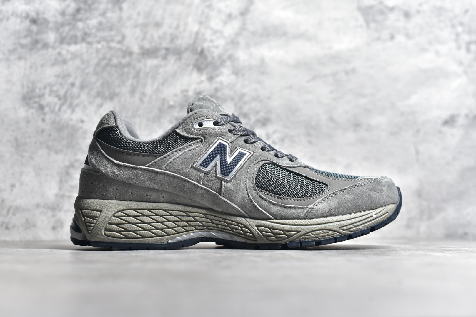 图片[3]-#NewBalance 2002R 系列复古老爹风 NewBalance2002R经典的配色，沿袭了面世之初的经典科技，以ENCAP中底配以升级版N-ERGY缓震物料。鞋面则采用特色的柔软麂皮搭以NewBalance经典的尼龙网布，低调中还原跑鞋本真。更年轻化的设计理念与材质，让新世代青年得以用全新视角体验经典鞋款的传奇魅力 货号： M2002RXC 尺码： 36-45-选品中心