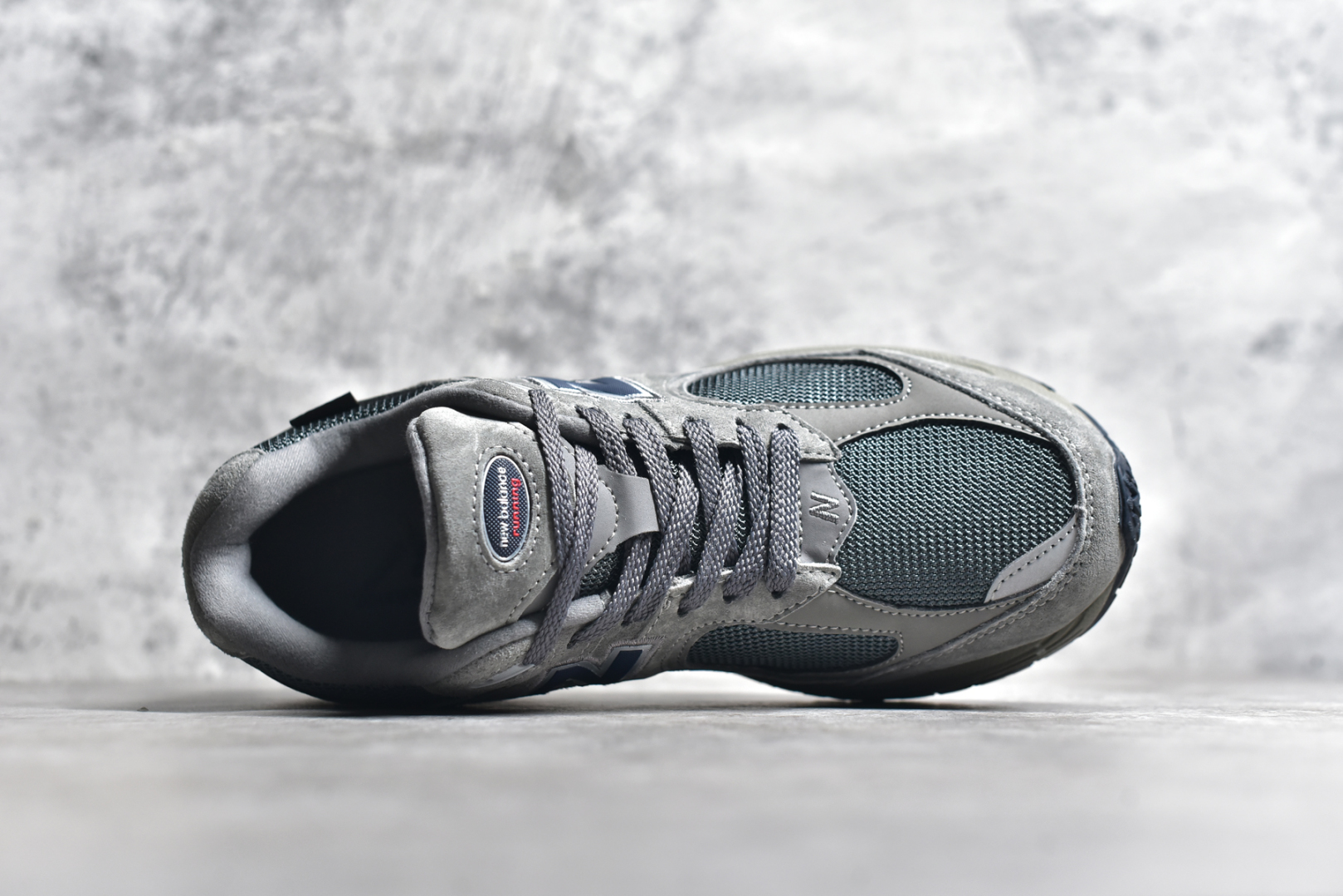 图片[4]-#NewBalance 2002R 系列复古老爹风 NewBalance2002R经典的配色，沿袭了面世之初的经典科技，以ENCAP中底配以升级版N-ERGY缓震物料。鞋面则采用特色的柔软麂皮搭以NewBalance经典的尼龙网布，低调中还原跑鞋本真。更年轻化的设计理念与材质，让新世代青年得以用全新视角体验经典鞋款的传奇魅力 货号： M2002RXC 尺码： 36-45-选品中心