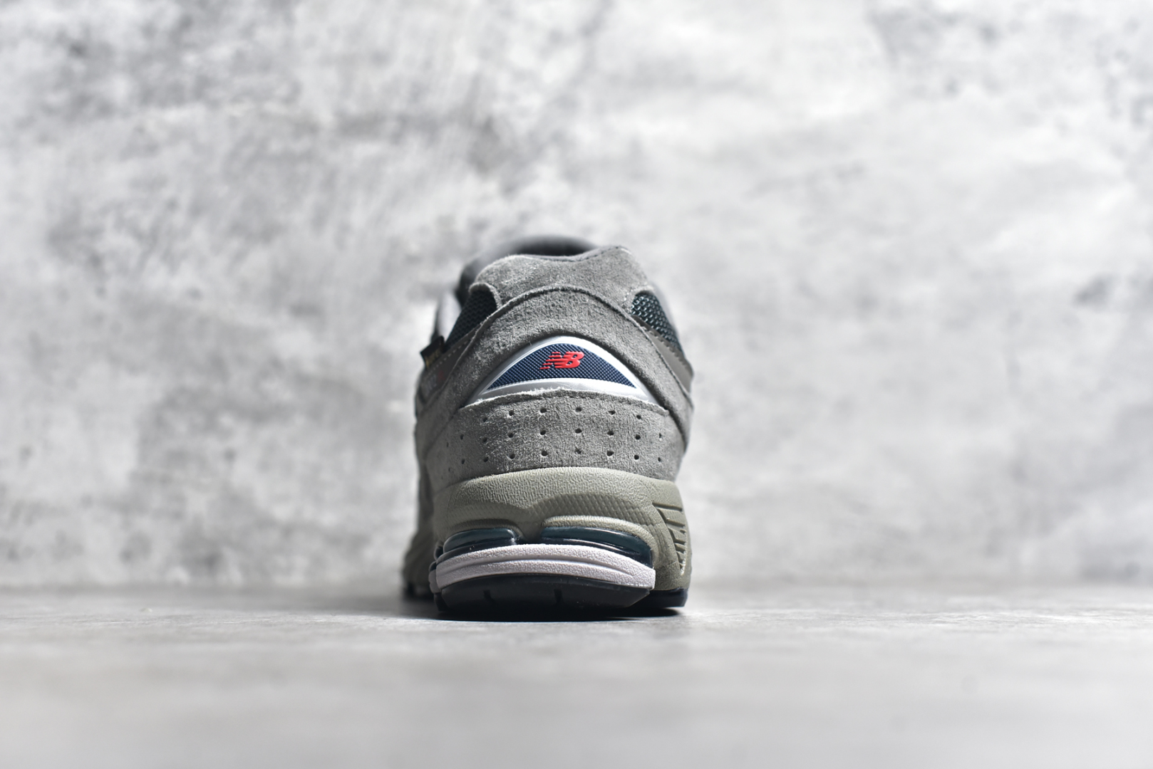 图片[5]-#NewBalance 2002R 系列复古老爹风 NewBalance2002R经典的配色，沿袭了面世之初的经典科技，以ENCAP中底配以升级版N-ERGY缓震物料。鞋面则采用特色的柔软麂皮搭以NewBalance经典的尼龙网布，低调中还原跑鞋本真。更年轻化的设计理念与材质，让新世代青年得以用全新视角体验经典鞋款的传奇魅力 货号： M2002RXC 尺码： 36-45-选品中心