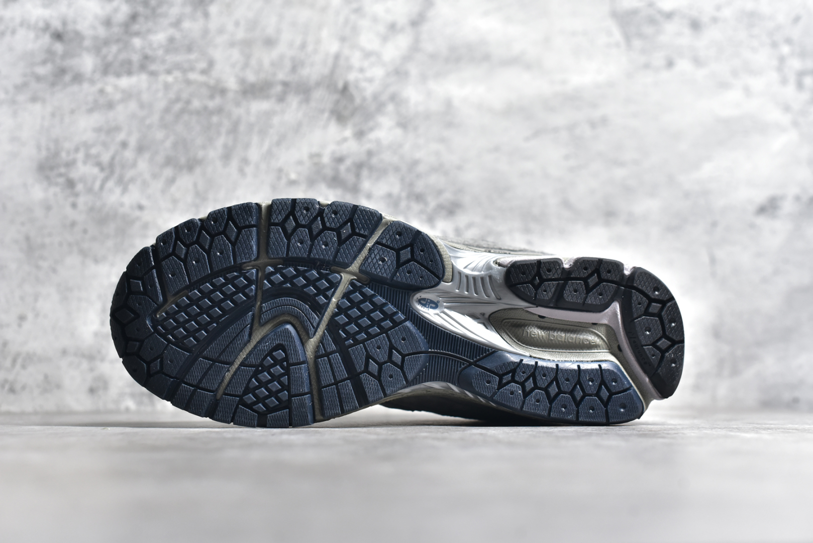 图片[6]-#NewBalance 2002R 系列复古老爹风 NewBalance2002R经典的配色，沿袭了面世之初的经典科技，以ENCAP中底配以升级版N-ERGY缓震物料。鞋面则采用特色的柔软麂皮搭以NewBalance经典的尼龙网布，低调中还原跑鞋本真。更年轻化的设计理念与材质，让新世代青年得以用全新视角体验经典鞋款的传奇魅力 货号： M2002RXC 尺码： 36-45-选品中心