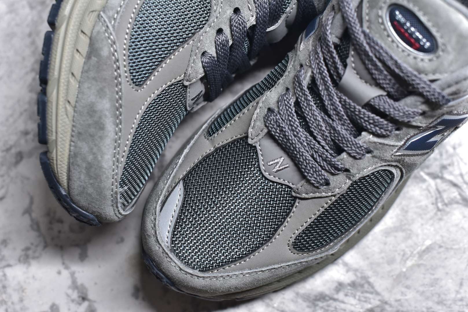 图片[8]-#NewBalance 2002R 系列复古老爹风 NewBalance2002R经典的配色，沿袭了面世之初的经典科技，以ENCAP中底配以升级版N-ERGY缓震物料。鞋面则采用特色的柔软麂皮搭以NewBalance经典的尼龙网布，低调中还原跑鞋本真。更年轻化的设计理念与材质，让新世代青年得以用全新视角体验经典鞋款的传奇魅力 货号： M2002RXC 尺码： 36-45-选品中心