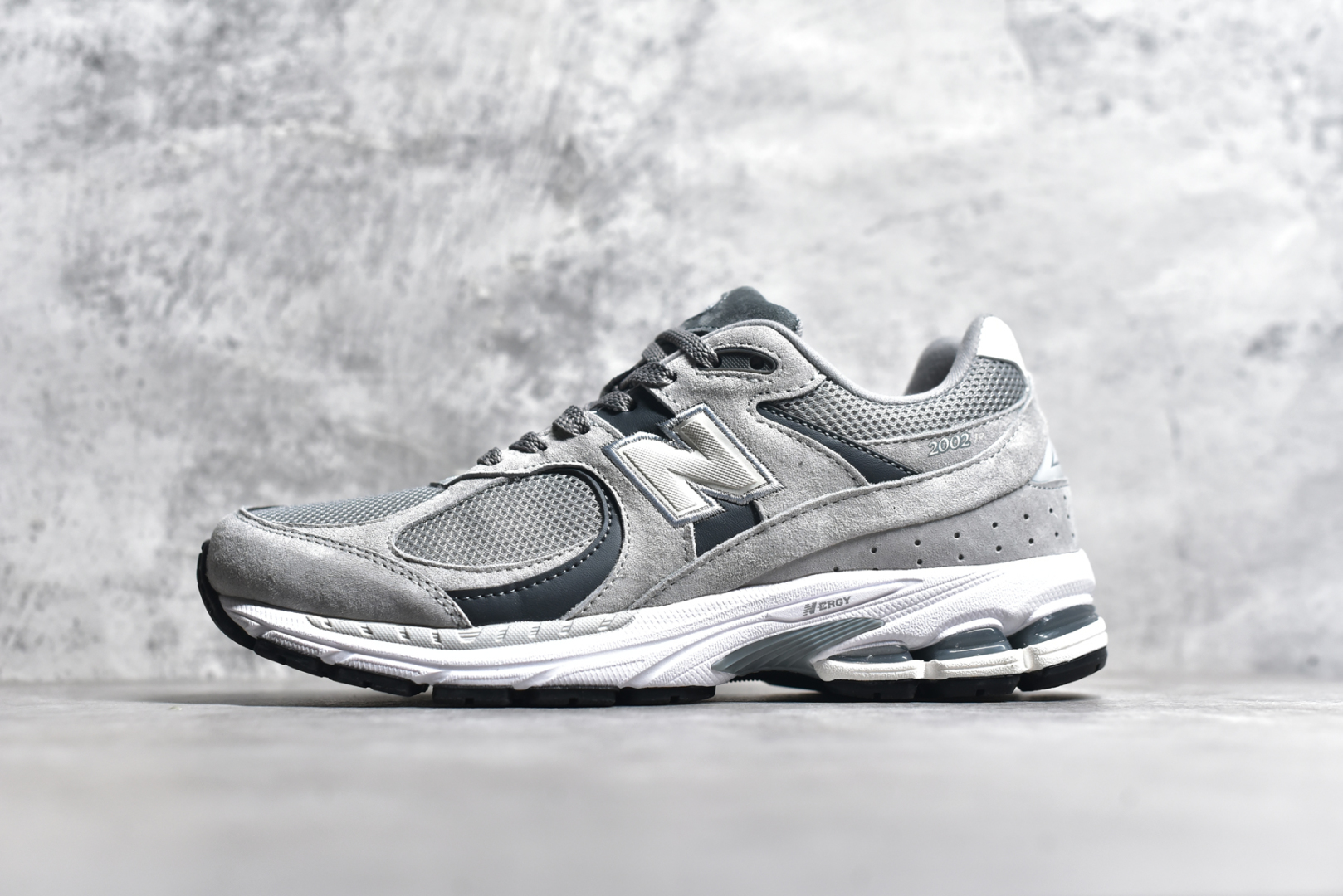 #NewBalance 2002R 系列复古老爹风 NewBalance2002R经典的配色，沿袭了面世之初的经典科技，以ENCAP中底配以升级版N-ERGY缓震物料。鞋面则采用特色的柔软麂皮搭以NewBalance经典的尼龙网布，低调中还原跑鞋本真。更年轻化的设计理念与材质，让新世代青年得以用全新视角体验经典鞋款的传奇魅力 货号： M2002RST 尺码： 36-45-选品中心