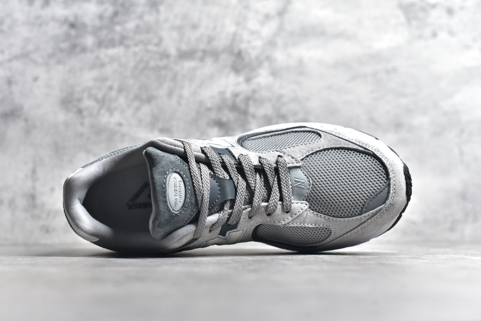 图片[4]-#NewBalance 2002R 系列复古老爹风 NewBalance2002R经典的配色，沿袭了面世之初的经典科技，以ENCAP中底配以升级版N-ERGY缓震物料。鞋面则采用特色的柔软麂皮搭以NewBalance经典的尼龙网布，低调中还原跑鞋本真。更年轻化的设计理念与材质，让新世代青年得以用全新视角体验经典鞋款的传奇魅力 货号： M2002RST 尺码： 36-45-选品中心