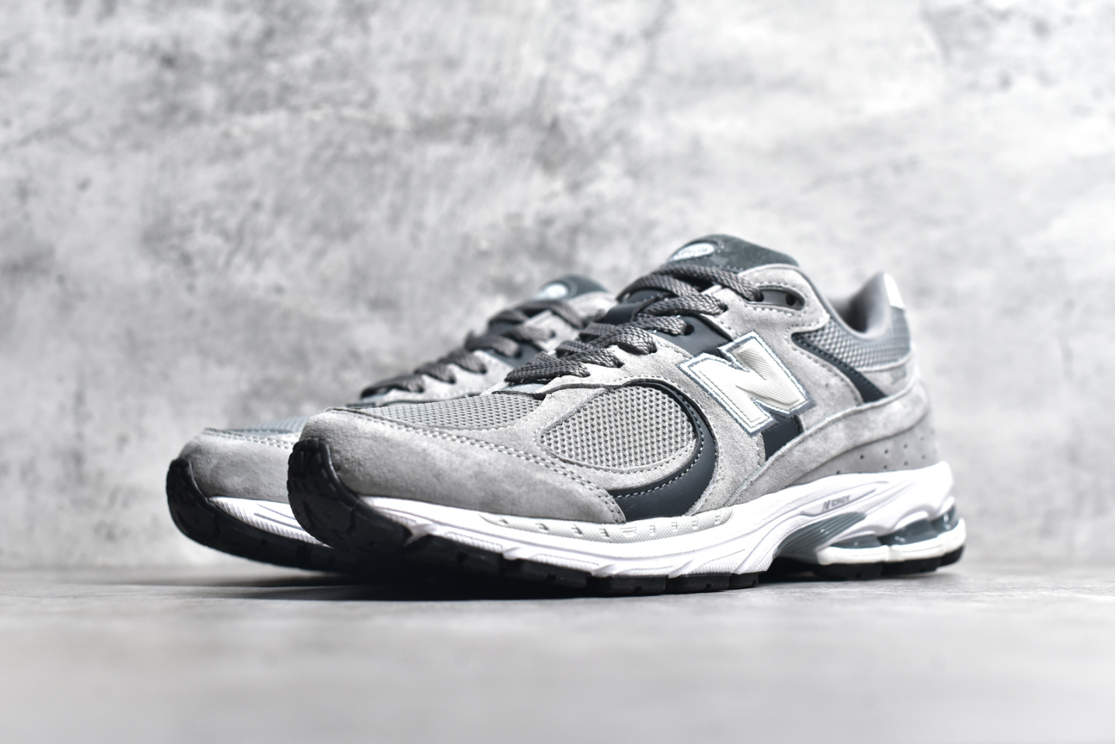 图片[2]-#NewBalance 2002R 系列复古老爹风 NewBalance2002R经典的配色，沿袭了面世之初的经典科技，以ENCAP中底配以升级版N-ERGY缓震物料。鞋面则采用特色的柔软麂皮搭以NewBalance经典的尼龙网布，低调中还原跑鞋本真。更年轻化的设计理念与材质，让新世代青年得以用全新视角体验经典鞋款的传奇魅力 货号： M2002RST 尺码： 36-45-选品中心