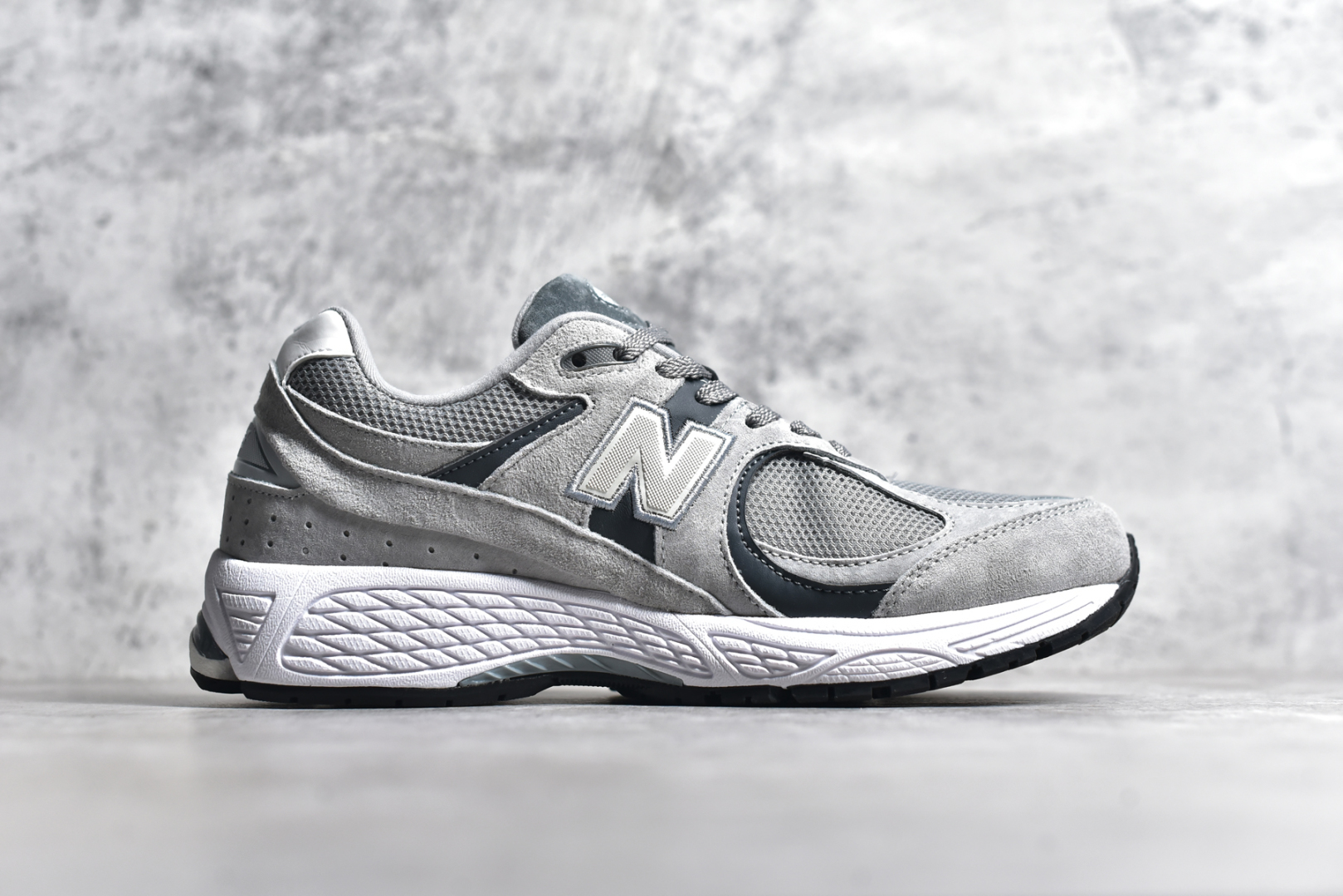 图片[3]-#NewBalance 2002R 系列复古老爹风 NewBalance2002R经典的配色，沿袭了面世之初的经典科技，以ENCAP中底配以升级版N-ERGY缓震物料。鞋面则采用特色的柔软麂皮搭以NewBalance经典的尼龙网布，低调中还原跑鞋本真。更年轻化的设计理念与材质，让新世代青年得以用全新视角体验经典鞋款的传奇魅力 货号： M2002RST 尺码： 36-45-选品中心