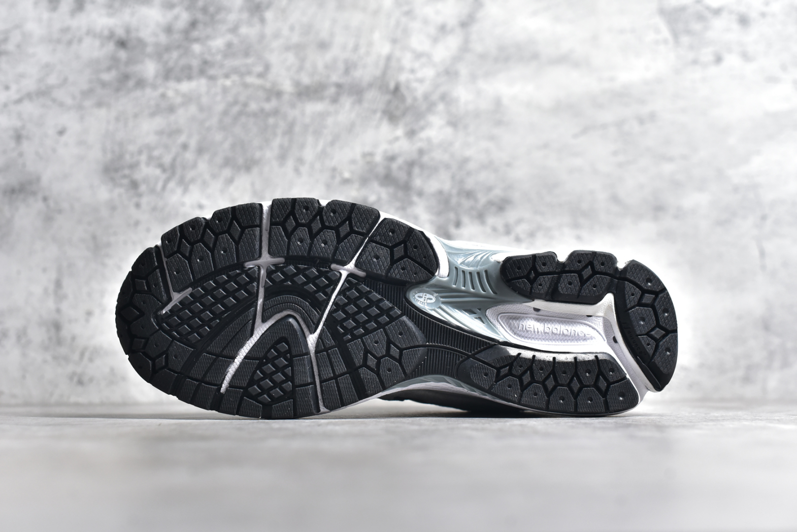 图片[6]-#NewBalance 2002R 系列复古老爹风 NewBalance2002R经典的配色，沿袭了面世之初的经典科技，以ENCAP中底配以升级版N-ERGY缓震物料。鞋面则采用特色的柔软麂皮搭以NewBalance经典的尼龙网布，低调中还原跑鞋本真。更年轻化的设计理念与材质，让新世代青年得以用全新视角体验经典鞋款的传奇魅力 货号： M2002RST 尺码： 36-45-选品中心