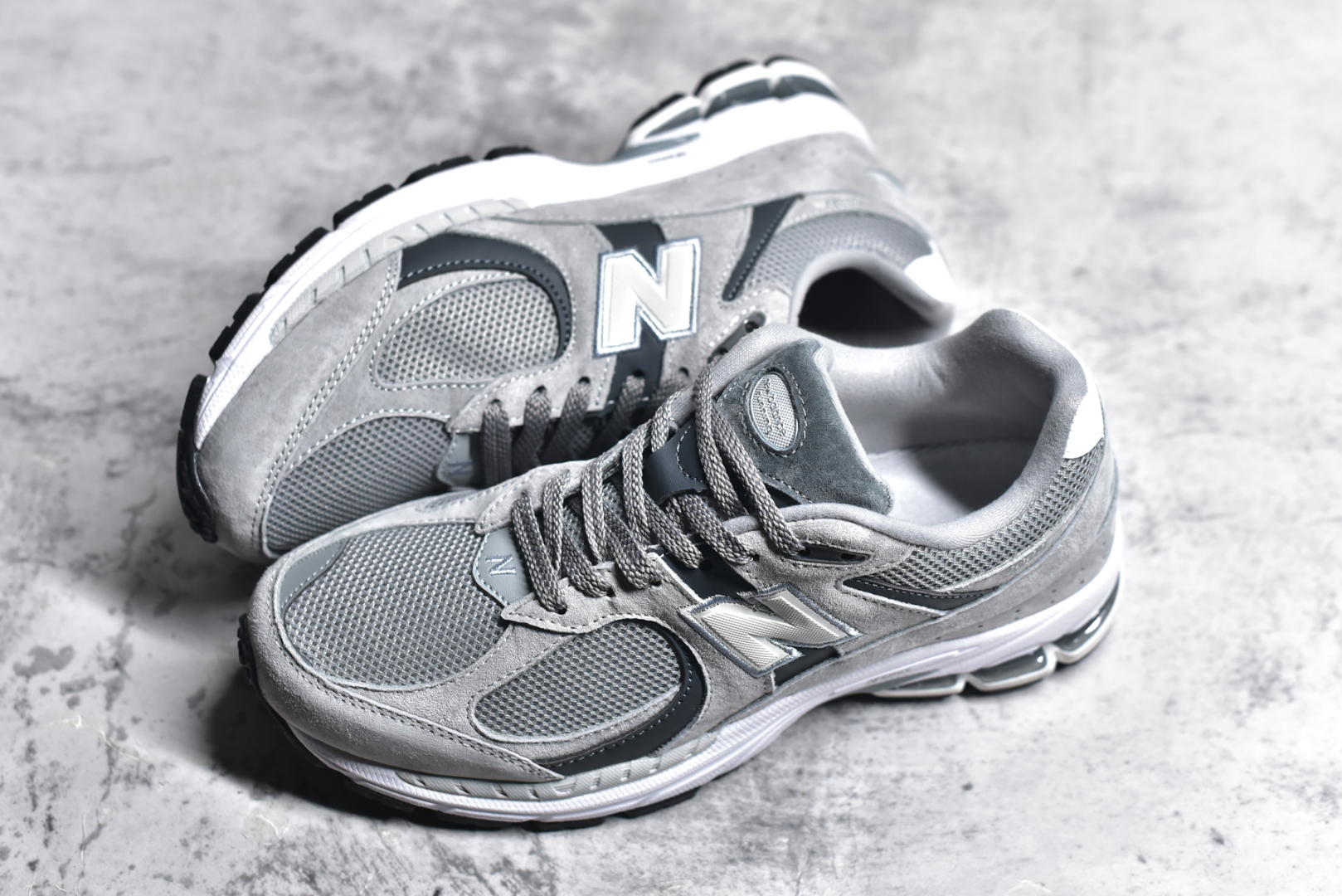 图片[7]-#NewBalance 2002R 系列复古老爹风 NewBalance2002R经典的配色，沿袭了面世之初的经典科技，以ENCAP中底配以升级版N-ERGY缓震物料。鞋面则采用特色的柔软麂皮搭以NewBalance经典的尼龙网布，低调中还原跑鞋本真。更年轻化的设计理念与材质，让新世代青年得以用全新视角体验经典鞋款的传奇魅力 货号： M2002RST 尺码： 36-45-选品中心