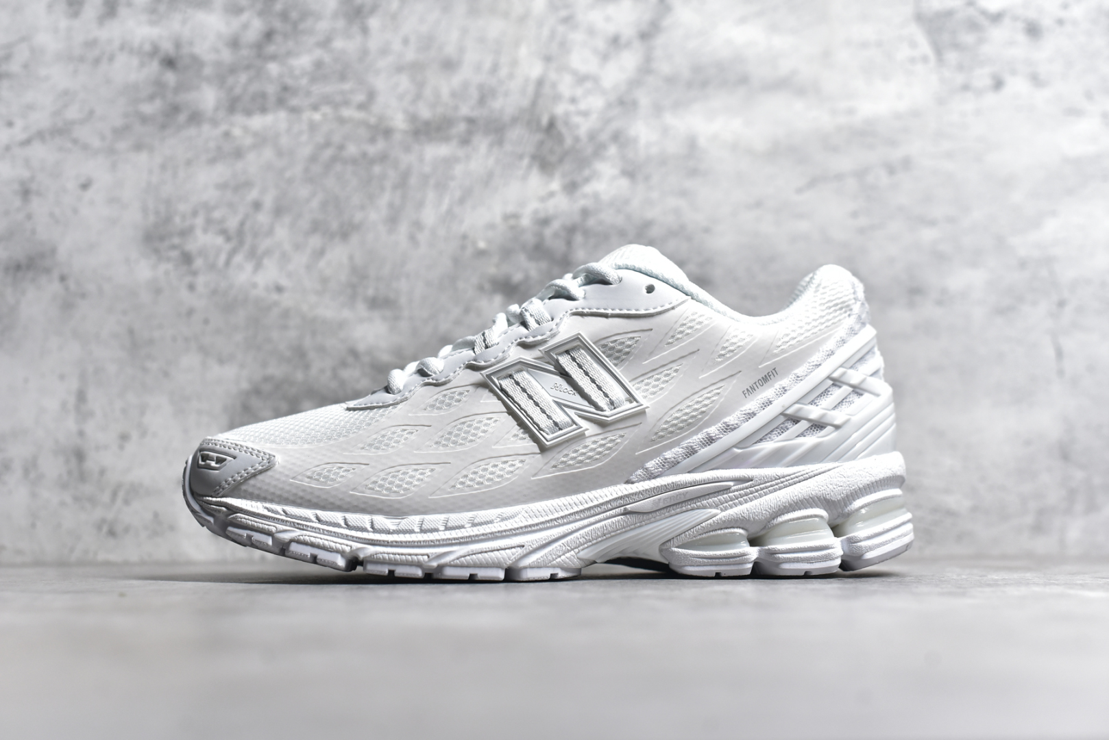 #New Balance M1906R”Fantom Fit“系列低帮复古老爹风休闲运动慢跑鞋采用热熔工艺透气网眼衬垫织物鞋面材质，T-Beam大底提供足步弓支撑,保持步态稳定，后跟搭载外露缓震胶❗ 尺码：36 37 37.5 38 38.5 39.5 40 40.5 41.5 42 42.5 43 44 45 货号：U1906WFC-选品中心