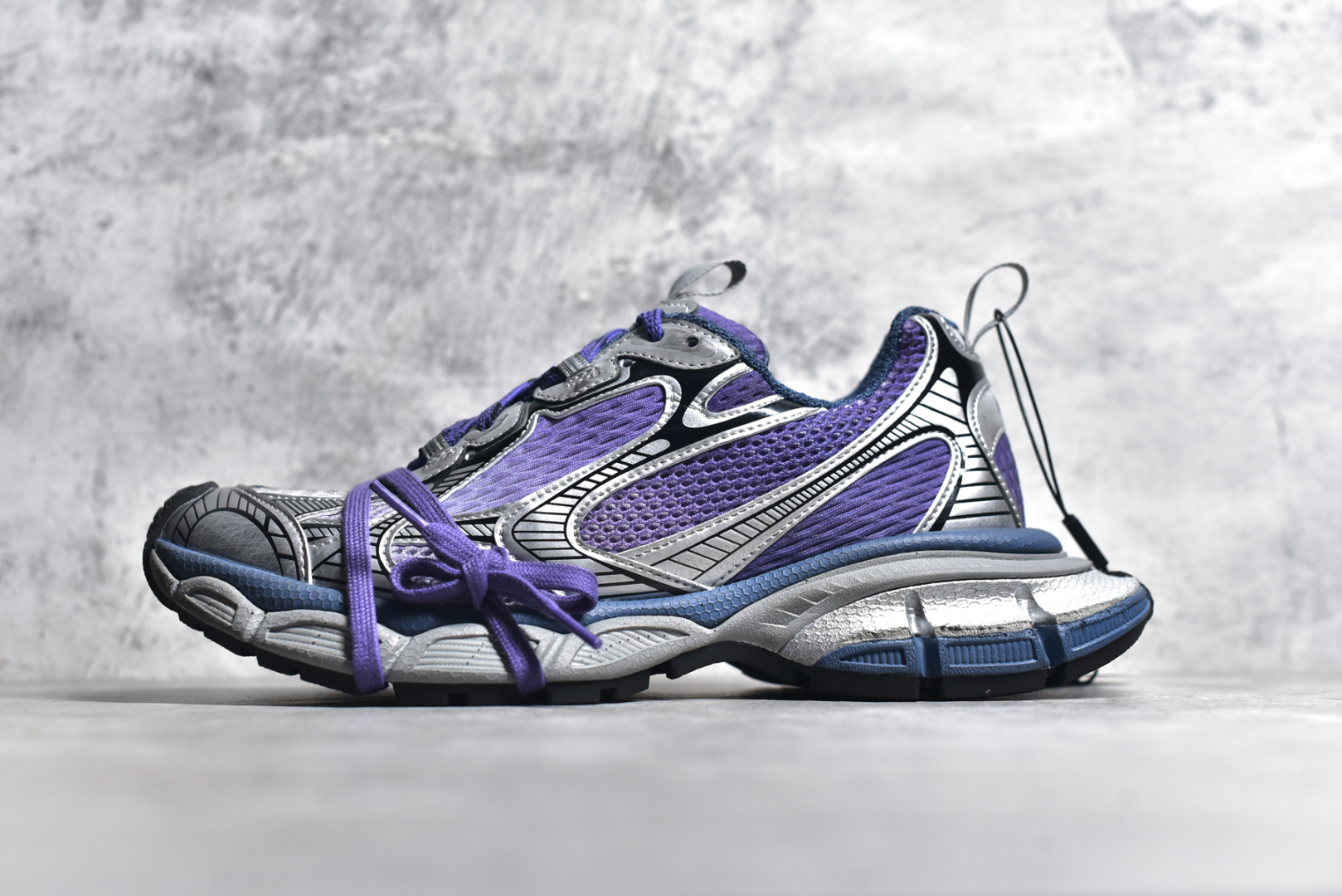 #BALENCIAGA 3XL Sneakers 巴黎世家十代网布系带低帮走秀复古老爹鞋 全套原纸板楦头开发 最原汁原味的灵魂版型 全鞋荧光划线卡点 胶水把控整洁度追求极致完美 每一双都是工艺品 多重QC质检 超越公司货的品控标准 实实在在的免检产品 原盒原配 正确字体电绣 粗细、位置、大小正确 侧边TPU 透气孔匹配意产原版 正确分离大底 TPU软底 原版一致大底LOGO 立体感十足 原厂皮料水洗做旧 采购原厂网纱 不含皮革 网布材料和聚氨酯 磨损效果 鞋头边缘和后帮 Balenciaga 徽标 鞋面和后跟凸印尺码 鞋舌 3XL 橡胶品牌标识和反光细节 鞋帮拉袢和鞋舌拉祥 配反光细节 备用鞋带在鞋履前侧 可在穿着前取下 便于不同造型搭配 正常尺码 尺码：35 36 37 38 39 40 41 42 43 44 45 46-选品中心