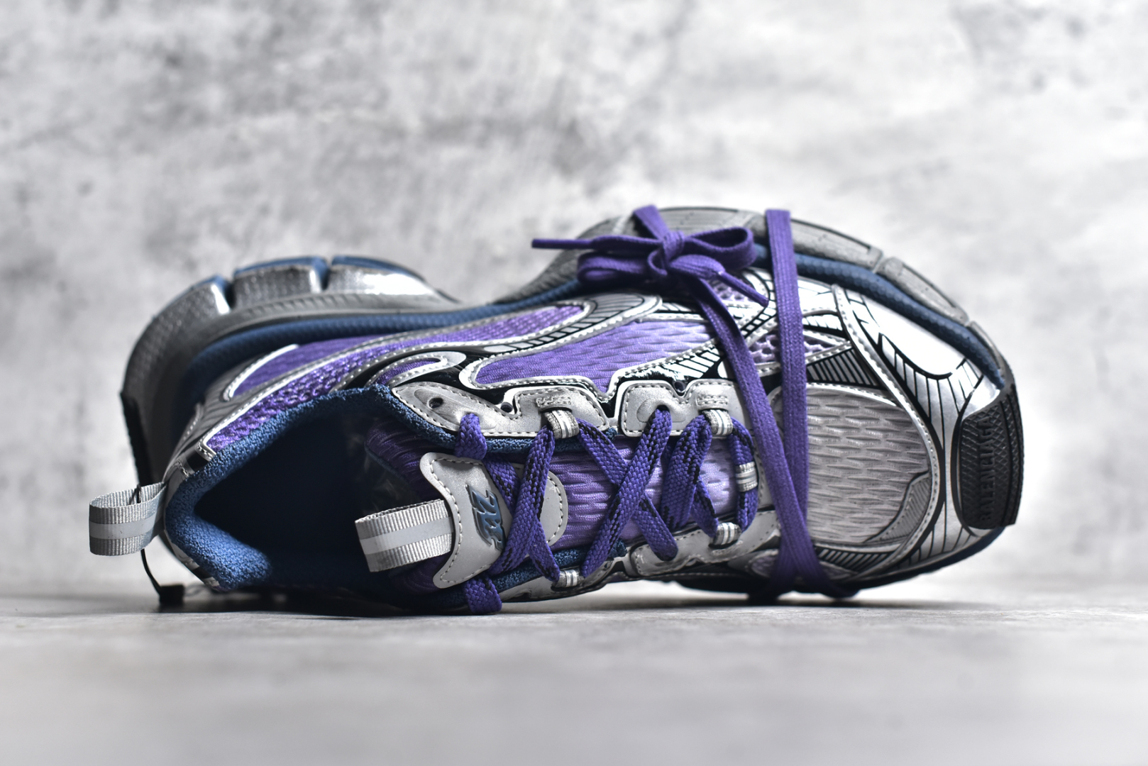 图片[4]-#BALENCIAGA 3XL Sneakers 巴黎世家十代网布系带低帮走秀复古老爹鞋 全套原纸板楦头开发 最原汁原味的灵魂版型 全鞋荧光划线卡点 胶水把控整洁度追求极致完美 每一双都是工艺品 多重QC质检 超越公司货的品控标准 实实在在的免检产品 原盒原配 正确字体电绣 粗细、位置、大小正确 侧边TPU 透气孔匹配意产原版 正确分离大底 TPU软底 原版一致大底LOGO 立体感十足 原厂皮料水洗做旧 采购原厂网纱 不含皮革 网布材料和聚氨酯 磨损效果 鞋头边缘和后帮 Balenciaga 徽标 鞋面和后跟凸印尺码 鞋舌 3XL 橡胶品牌标识和反光细节 鞋帮拉袢和鞋舌拉祥 配反光细节 备用鞋带在鞋履前侧 可在穿着前取下 便于不同造型搭配 正常尺码 尺码：35 36 37 38 39 40 41 42 43 44 45 46-选品中心