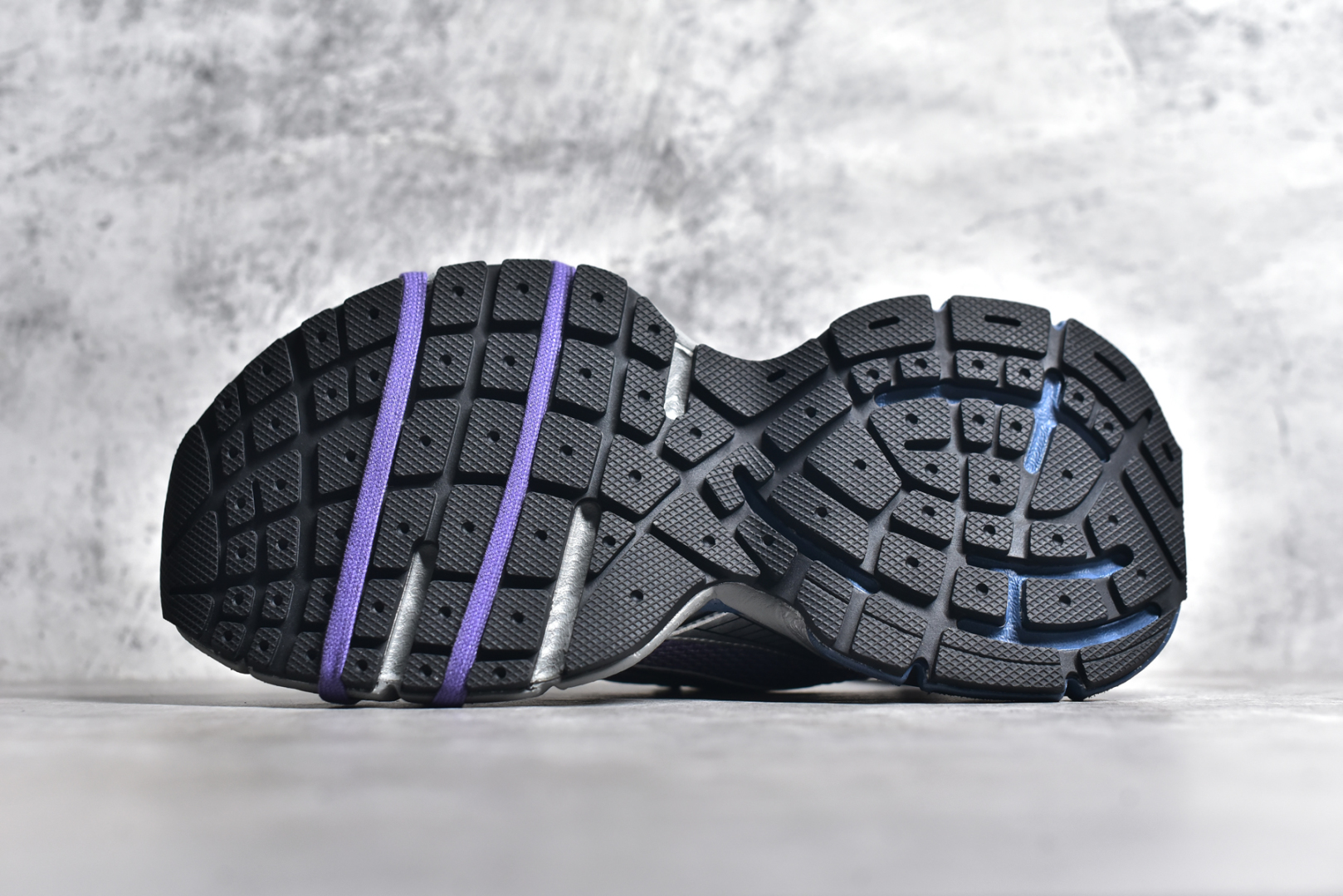 图片[6]-#BALENCIAGA 3XL Sneakers 巴黎世家十代网布系带低帮走秀复古老爹鞋 全套原纸板楦头开发 最原汁原味的灵魂版型 全鞋荧光划线卡点 胶水把控整洁度追求极致完美 每一双都是工艺品 多重QC质检 超越公司货的品控标准 实实在在的免检产品 原盒原配 正确字体电绣 粗细、位置、大小正确 侧边TPU 透气孔匹配意产原版 正确分离大底 TPU软底 原版一致大底LOGO 立体感十足 原厂皮料水洗做旧 采购原厂网纱 不含皮革 网布材料和聚氨酯 磨损效果 鞋头边缘和后帮 Balenciaga 徽标 鞋面和后跟凸印尺码 鞋舌 3XL 橡胶品牌标识和反光细节 鞋帮拉袢和鞋舌拉祥 配反光细节 备用鞋带在鞋履前侧 可在穿着前取下 便于不同造型搭配 正常尺码 尺码：35 36 37 38 39 40 41 42 43 44 45 46-选品中心