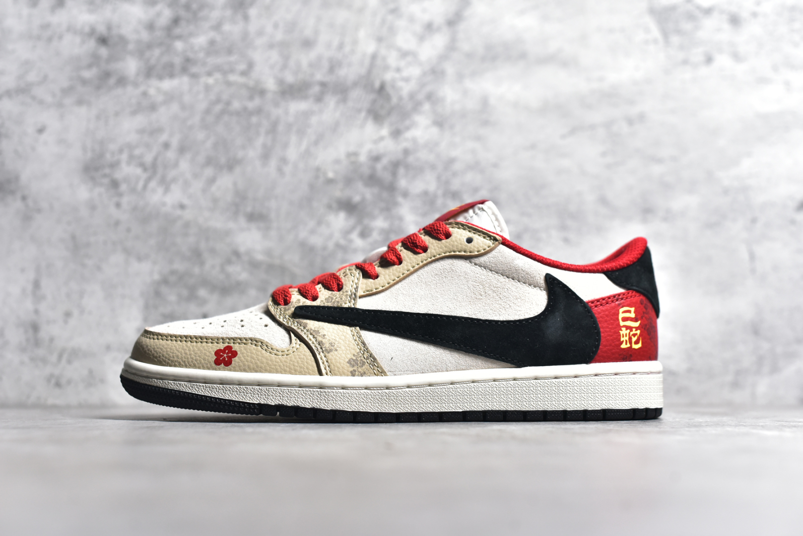 #Travis Scott x Fragment Design x Air Jordan 1 Low OG SP AJ1 乔1 蛇年限定 红棕黑勾 低帮文化休闲板鞋 DM7866-077 #多方联名合作融合了Travis Scott 独特的音乐风格，藤原浩个性的设计风格以及Jordan品牌的经典元素 使其成为一双具有独特身份和价值的鞋子 清新而立体的外观加上联名标识更突出了其独特身份 这种配色方案显示出活力和时尚感 在视觉上引人注目 鞋身的质感和细腻的细节处理使其显得高端而格调十足 这款“倒钩”联名是设计与创意完美结合 融合多方的个性风格是一款备受瞩目的潮流鞋款 尺码：36 36.5 37.5 38 38.5 39 40 40.5 41 42 42.5 43 44 44.5 45-选品中心