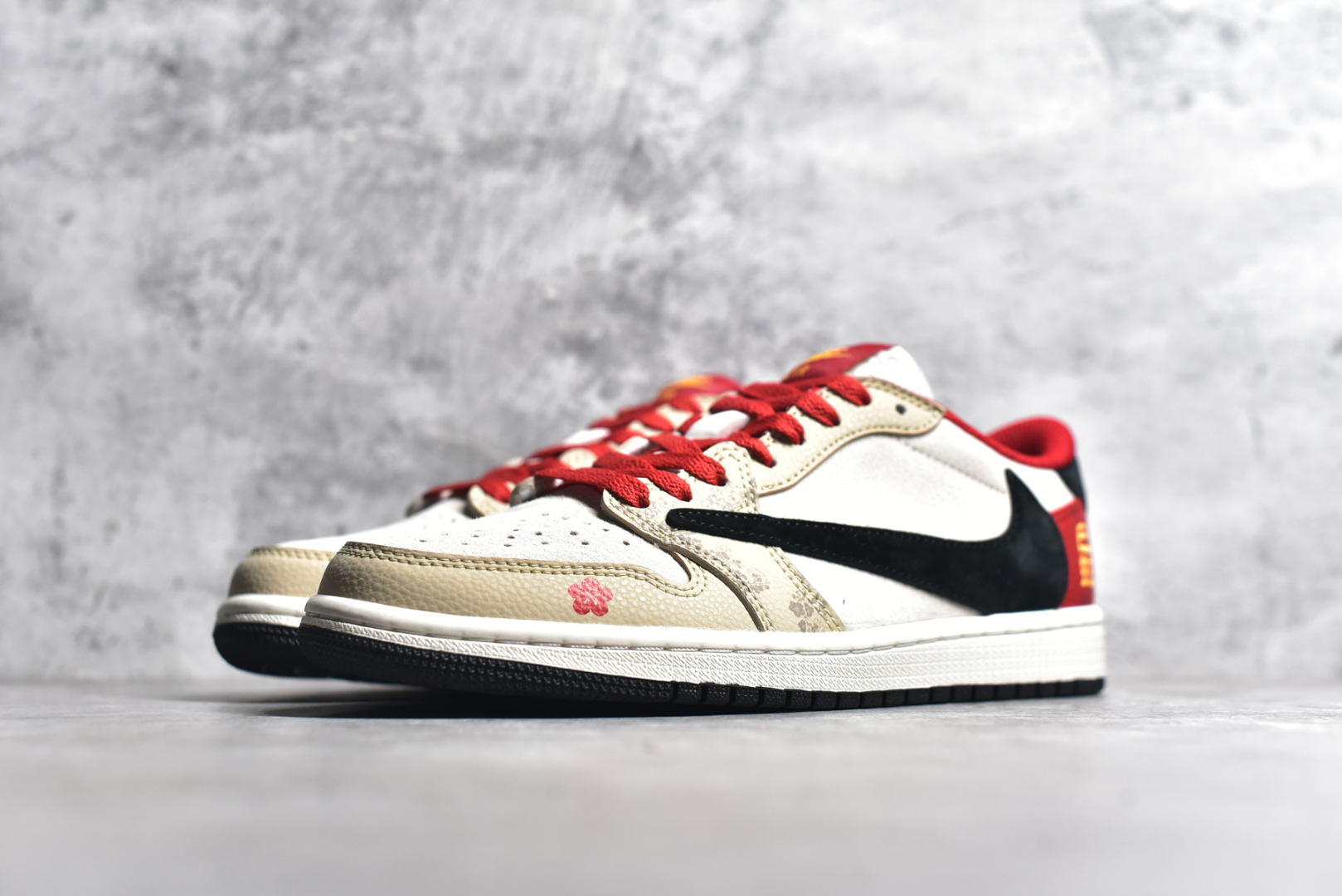 图片[2]-#Travis Scott x Fragment Design x Air Jordan 1 Low OG SP AJ1 乔1 蛇年限定 红棕黑勾 低帮文化休闲板鞋 DM7866-077 #多方联名合作融合了Travis Scott 独特的音乐风格，藤原浩个性的设计风格以及Jordan品牌的经典元素 使其成为一双具有独特身份和价值的鞋子 清新而立体的外观加上联名标识更突出了其独特身份 这种配色方案显示出活力和时尚感 在视觉上引人注目 鞋身的质感和细腻的细节处理使其显得高端而格调十足 这款“倒钩”联名是设计与创意完美结合 融合多方的个性风格是一款备受瞩目的潮流鞋款 尺码：36 36.5 37.5 38 38.5 39 40 40.5 41 42 42.5 43 44 44.5 45-选品中心