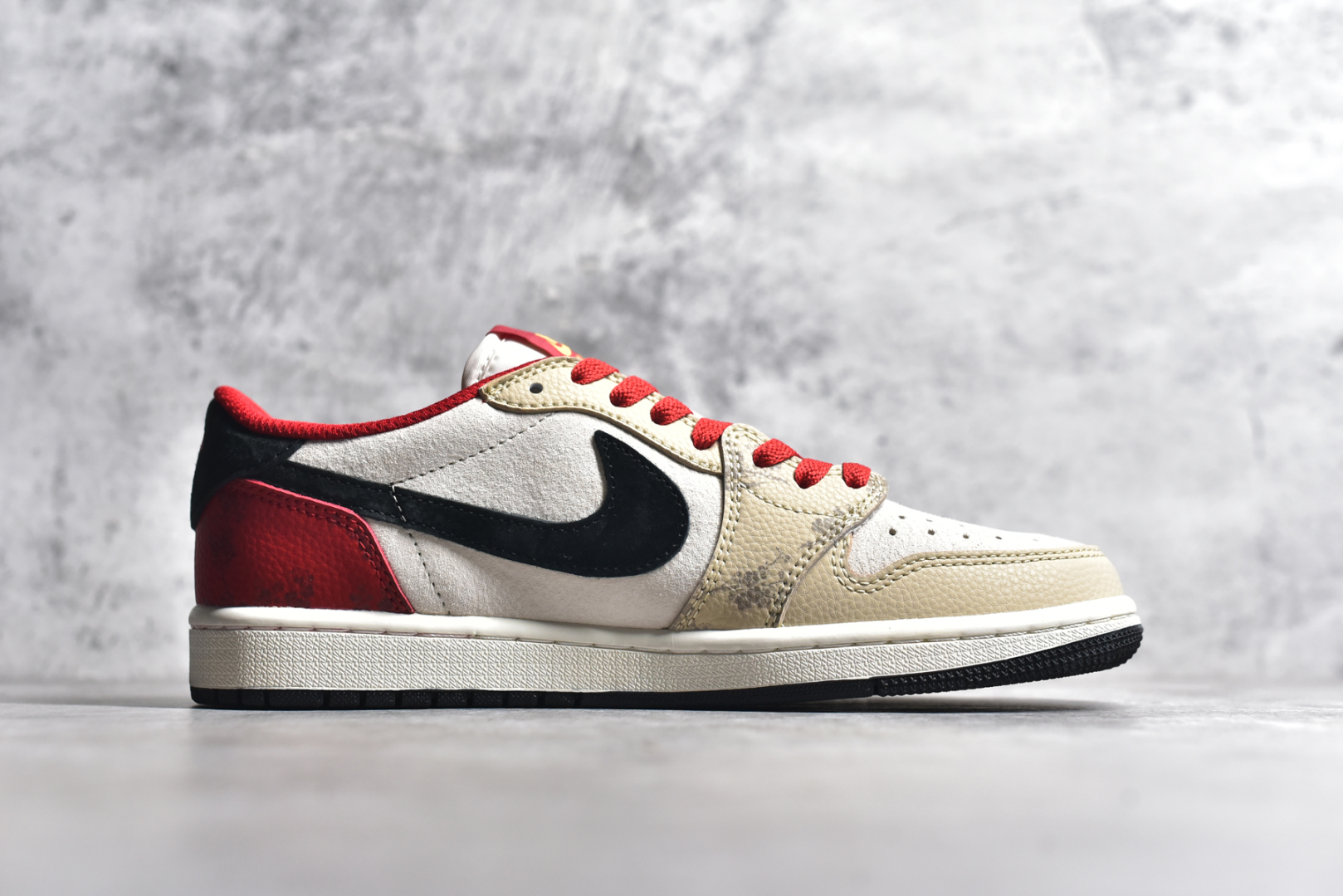 图片[3]-#Travis Scott x Fragment Design x Air Jordan 1 Low OG SP AJ1 乔1 蛇年限定 红棕黑勾 低帮文化休闲板鞋 DM7866-077 #多方联名合作融合了Travis Scott 独特的音乐风格，藤原浩个性的设计风格以及Jordan品牌的经典元素 使其成为一双具有独特身份和价值的鞋子 清新而立体的外观加上联名标识更突出了其独特身份 这种配色方案显示出活力和时尚感 在视觉上引人注目 鞋身的质感和细腻的细节处理使其显得高端而格调十足 这款“倒钩”联名是设计与创意完美结合 融合多方的个性风格是一款备受瞩目的潮流鞋款 尺码：36 36.5 37.5 38 38.5 39 40 40.5 41 42 42.5 43 44 44.5 45-选品中心