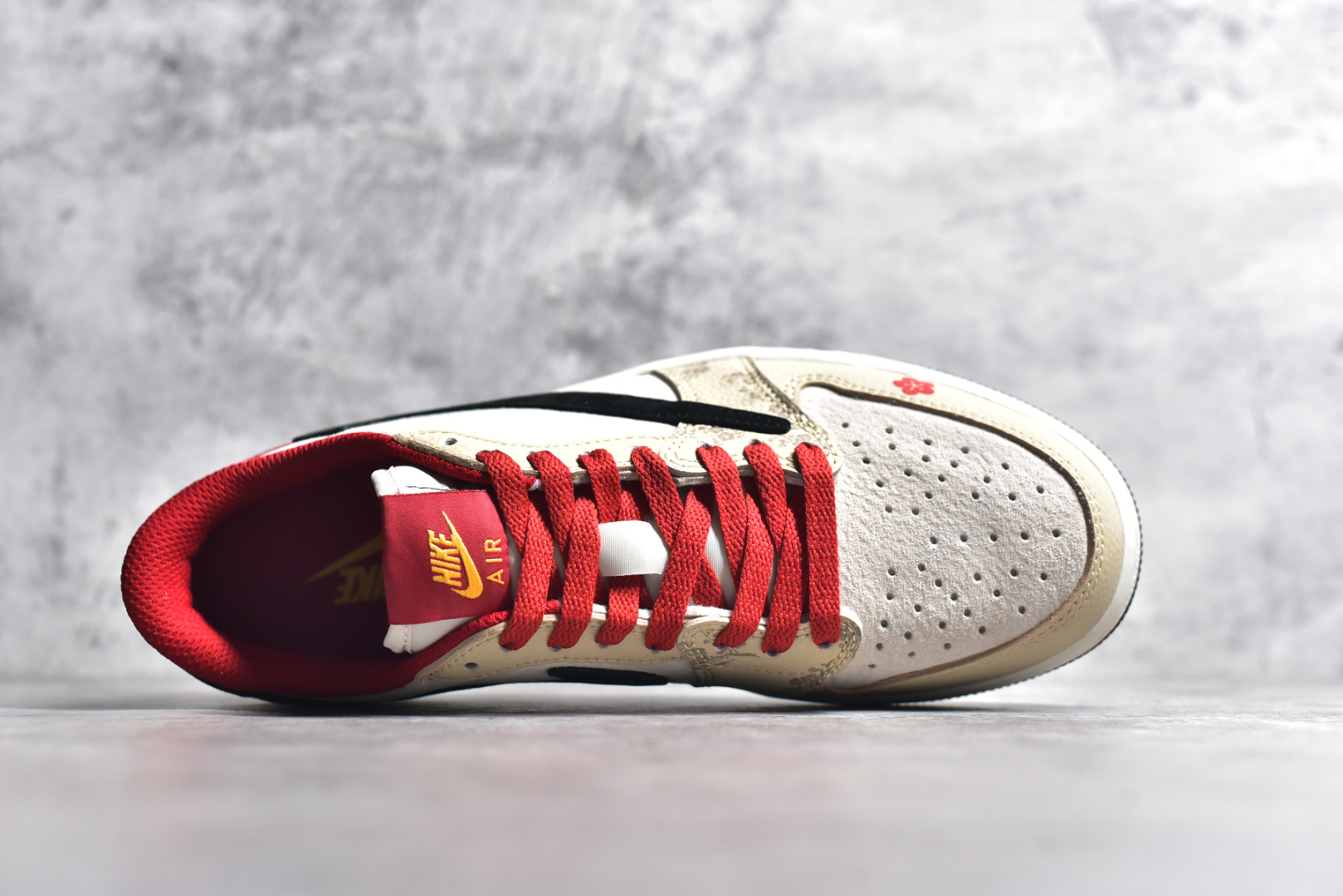 图片[4]-#Travis Scott x Fragment Design x Air Jordan 1 Low OG SP AJ1 乔1 蛇年限定 红棕黑勾 低帮文化休闲板鞋 DM7866-077 #多方联名合作融合了Travis Scott 独特的音乐风格，藤原浩个性的设计风格以及Jordan品牌的经典元素 使其成为一双具有独特身份和价值的鞋子 清新而立体的外观加上联名标识更突出了其独特身份 这种配色方案显示出活力和时尚感 在视觉上引人注目 鞋身的质感和细腻的细节处理使其显得高端而格调十足 这款“倒钩”联名是设计与创意完美结合 融合多方的个性风格是一款备受瞩目的潮流鞋款 尺码：36 36.5 37.5 38 38.5 39 40 40.5 41 42 42.5 43 44 44.5 45-选品中心