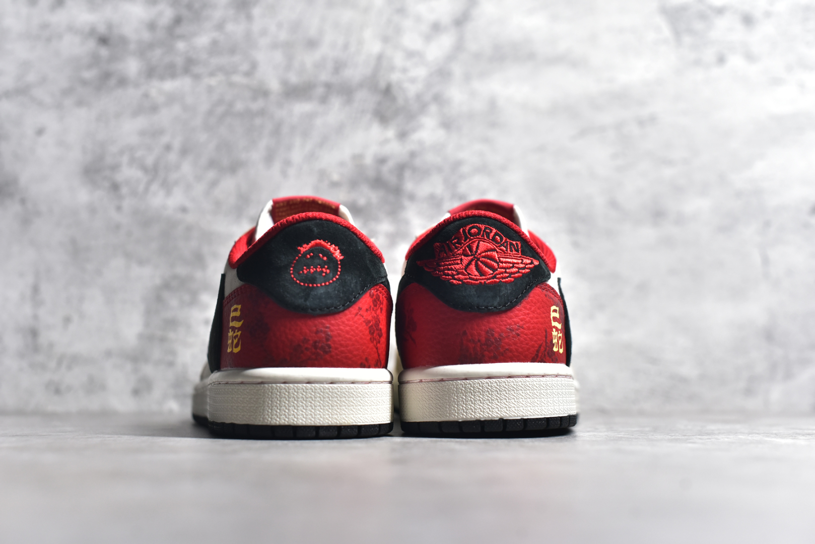图片[5]-#Travis Scott x Fragment Design x Air Jordan 1 Low OG SP AJ1 乔1 蛇年限定 红棕黑勾 低帮文化休闲板鞋 DM7866-077 #多方联名合作融合了Travis Scott 独特的音乐风格，藤原浩个性的设计风格以及Jordan品牌的经典元素 使其成为一双具有独特身份和价值的鞋子 清新而立体的外观加上联名标识更突出了其独特身份 这种配色方案显示出活力和时尚感 在视觉上引人注目 鞋身的质感和细腻的细节处理使其显得高端而格调十足 这款“倒钩”联名是设计与创意完美结合 融合多方的个性风格是一款备受瞩目的潮流鞋款 尺码：36 36.5 37.5 38 38.5 39 40 40.5 41 42 42.5 43 44 44.5 45-选品中心