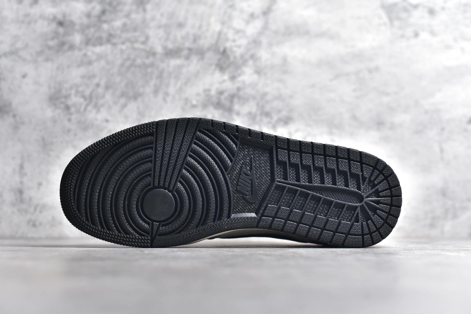 图片[6]-#Travis Scott x Fragment Design x Air Jordan 1 Low OG SP AJ1 乔1 蛇年限定 红棕黑勾 低帮文化休闲板鞋 DM7866-077 #多方联名合作融合了Travis Scott 独特的音乐风格，藤原浩个性的设计风格以及Jordan品牌的经典元素 使其成为一双具有独特身份和价值的鞋子 清新而立体的外观加上联名标识更突出了其独特身份 这种配色方案显示出活力和时尚感 在视觉上引人注目 鞋身的质感和细腻的细节处理使其显得高端而格调十足 这款“倒钩”联名是设计与创意完美结合 融合多方的个性风格是一款备受瞩目的潮流鞋款 尺码：36 36.5 37.5 38 38.5 39 40 40.5 41 42 42.5 43 44 44.5 45-选品中心